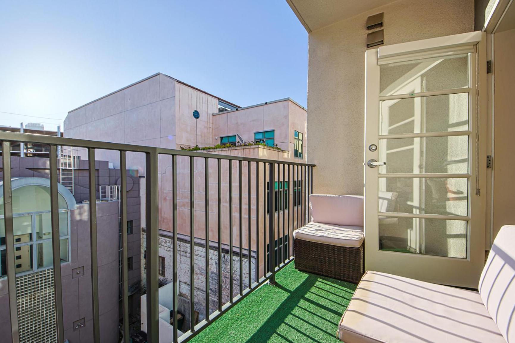 Outstanding 2bdr In Sm- 5-15 Mins To The Beach! *