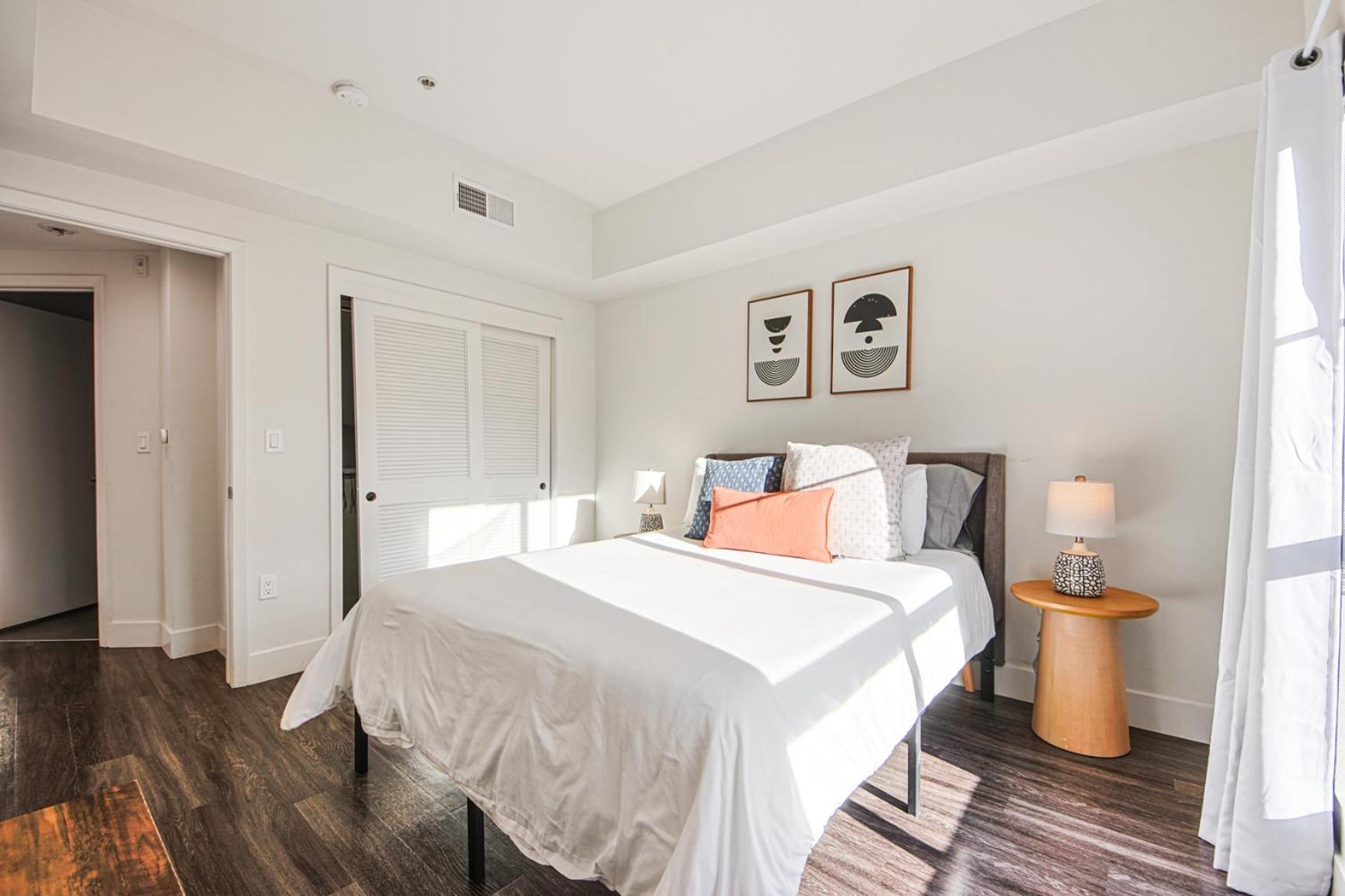 Apartment Outstanding 2bdr In Sm- 5-15 Mins To The Beach!