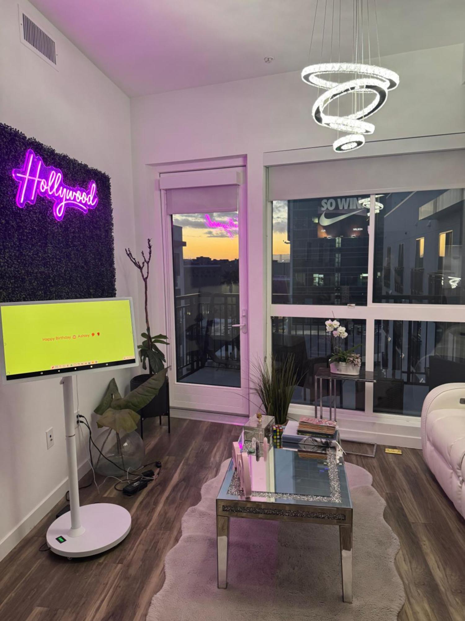 Hollywood Apartment *