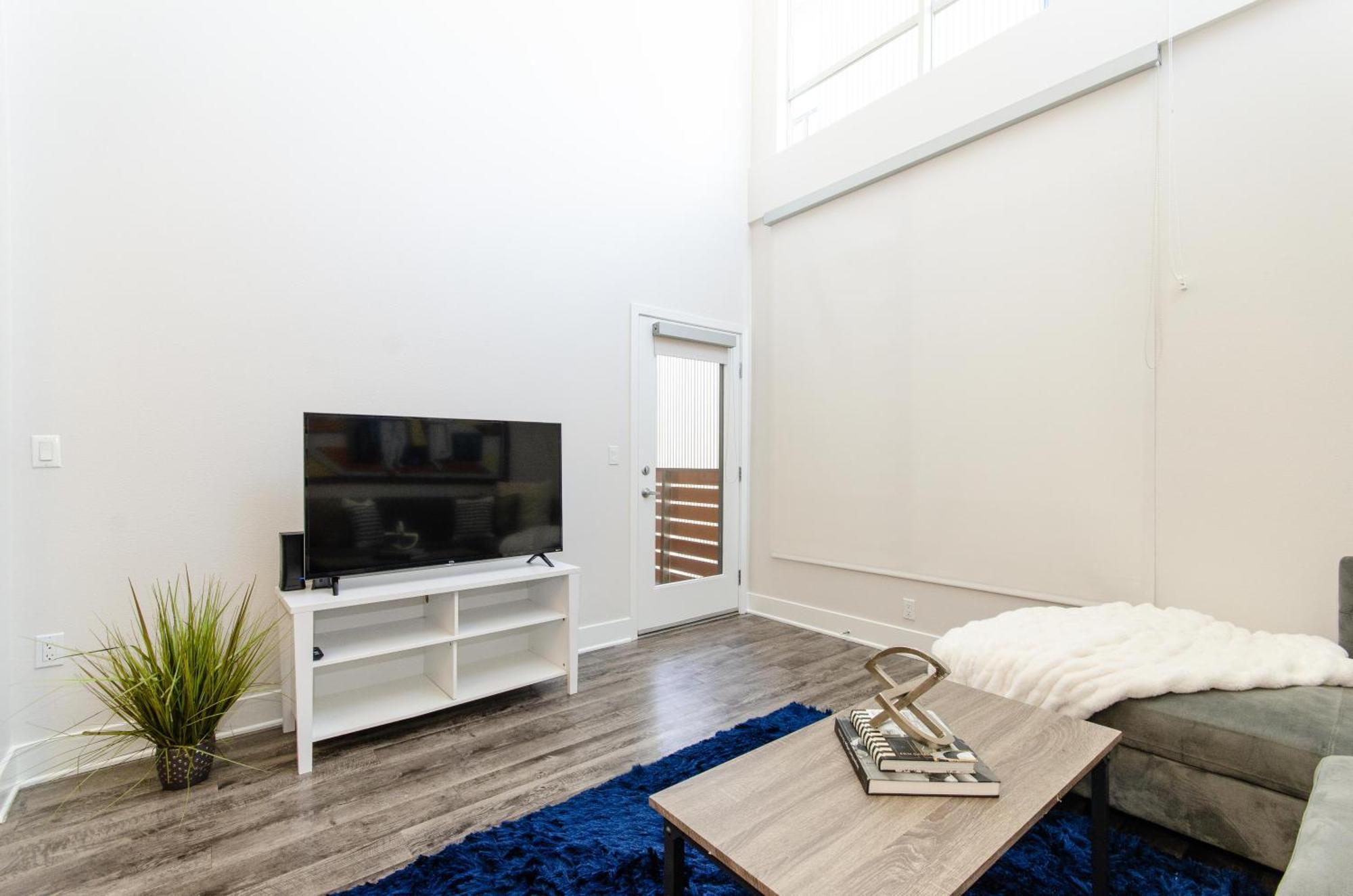 Luxury Penthouse In Prime Hollywood Location *