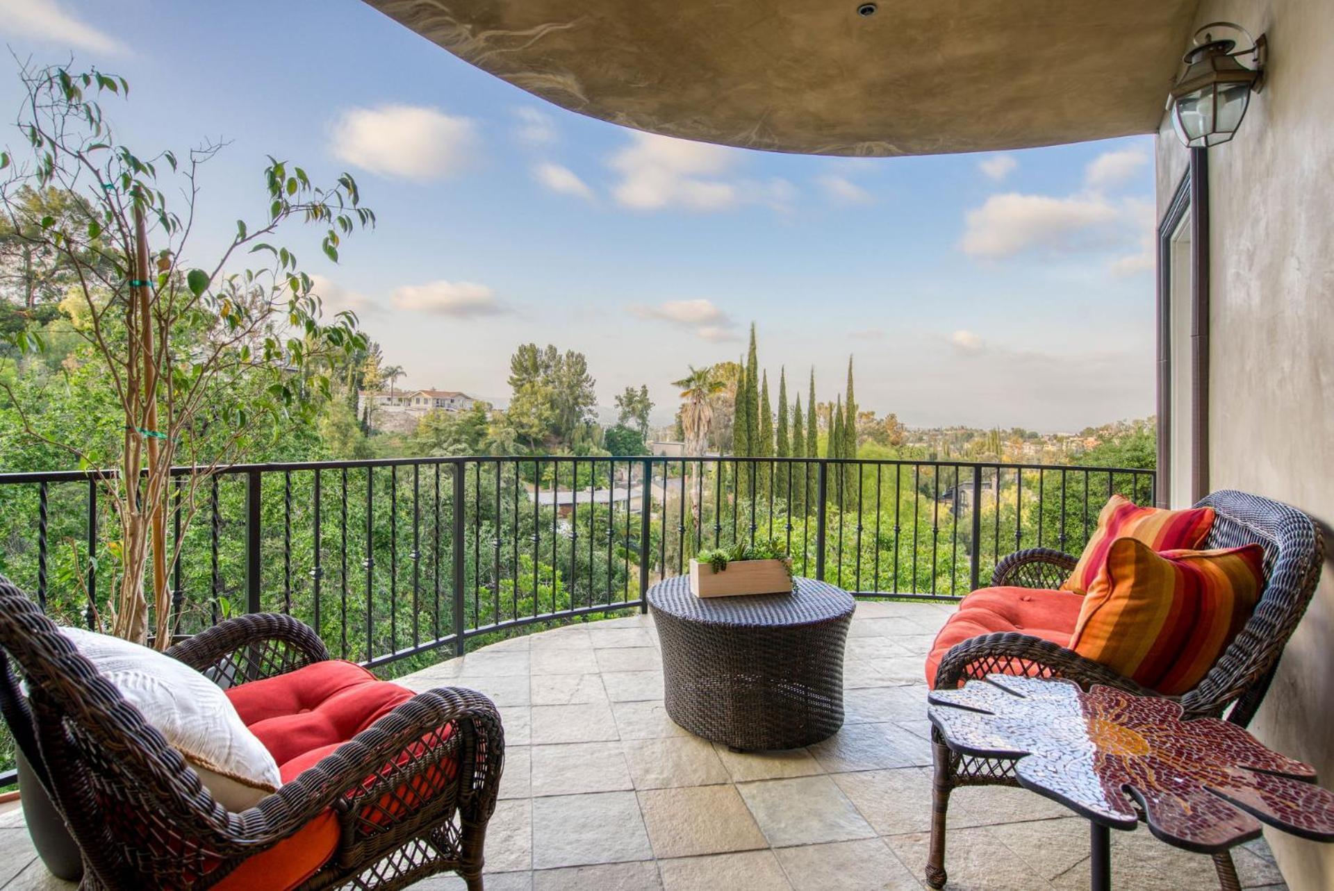 Luxury Modern W/ Great La Views *