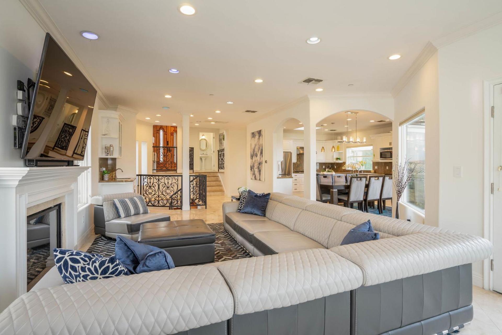 Luxury Modern W/ Great La Views Holiday home *