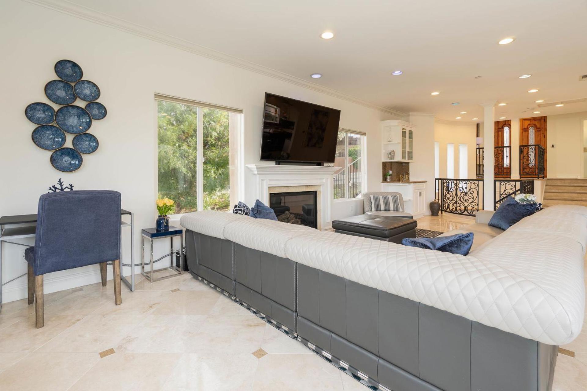 Luxury Modern W/ Great La Views *
