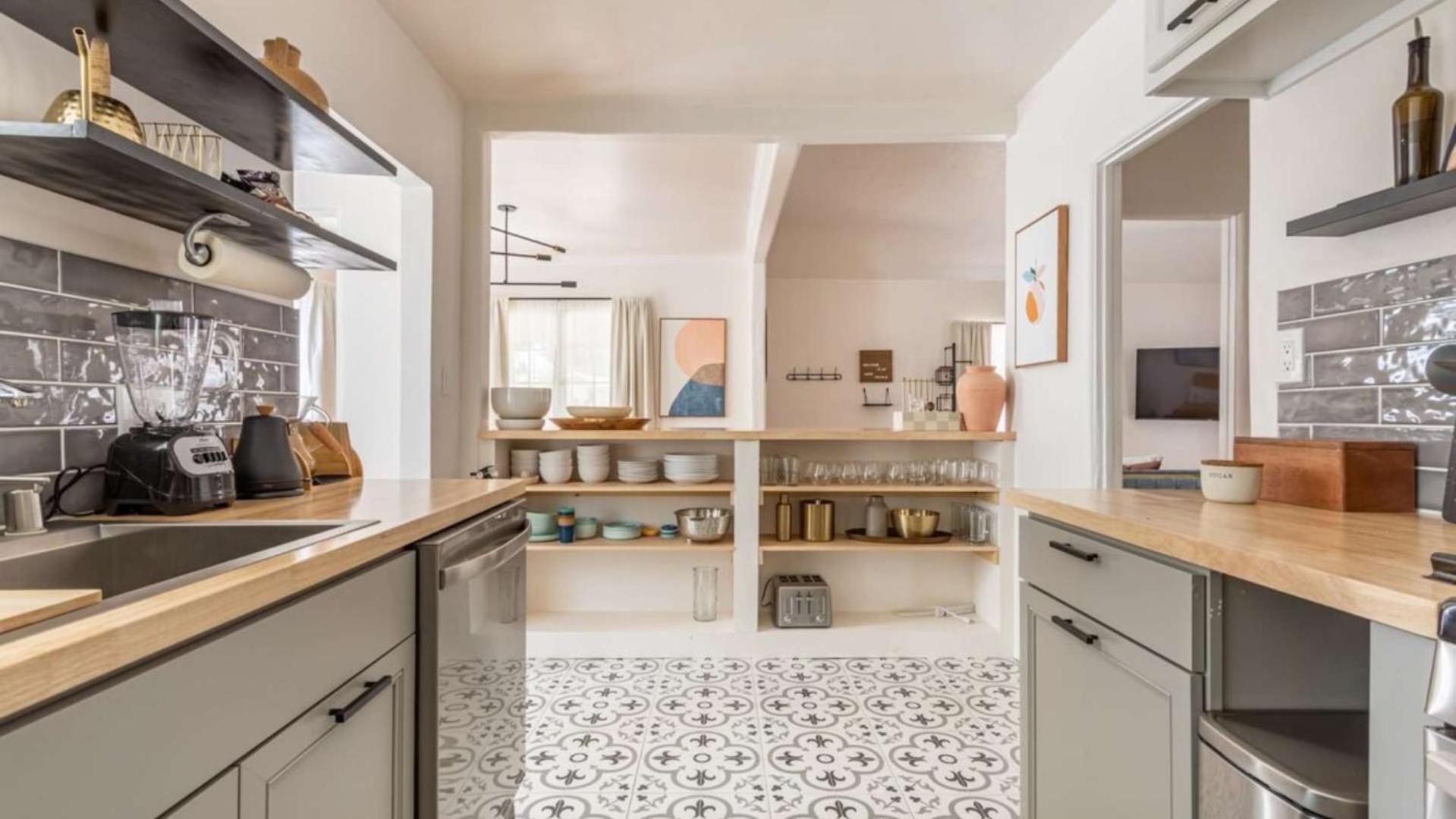 Charming 1920s On A Quiet Cul-de-sac Holiday home *