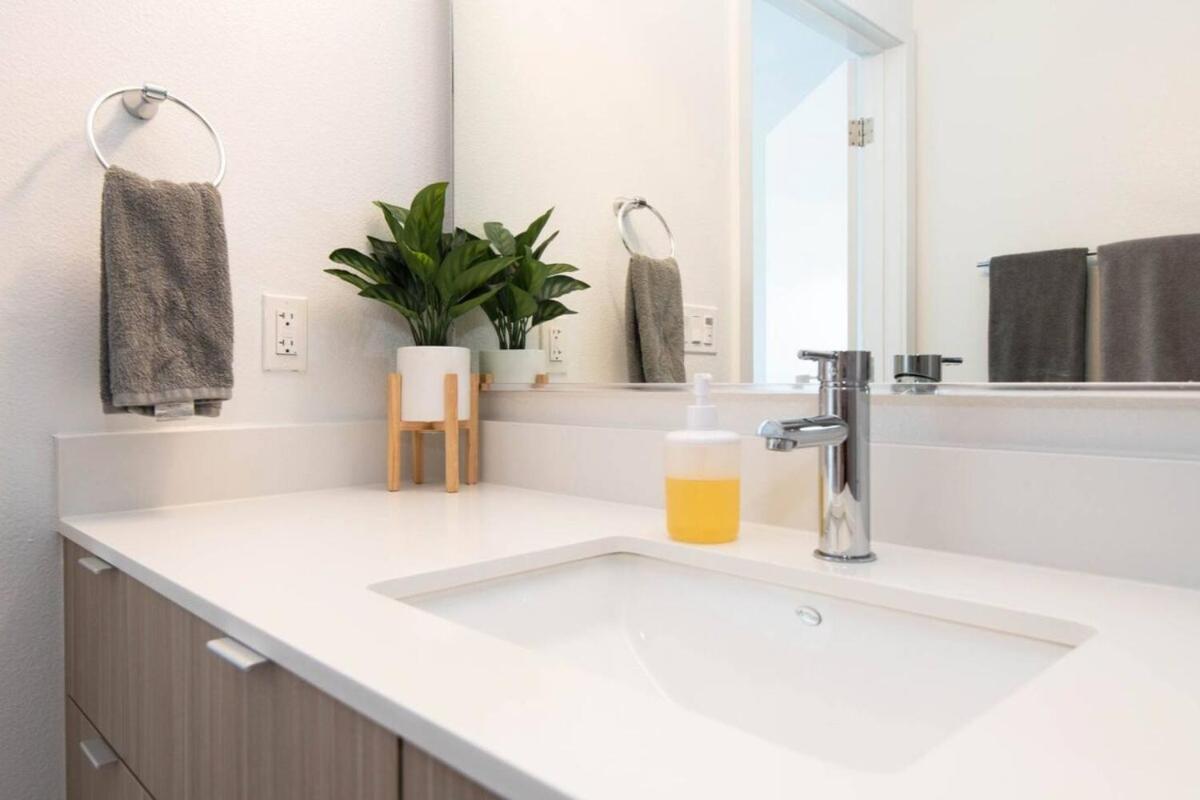 Luxury 2 Bedroom Penthouse With Stunning Views Venice & Marina Del Rey
