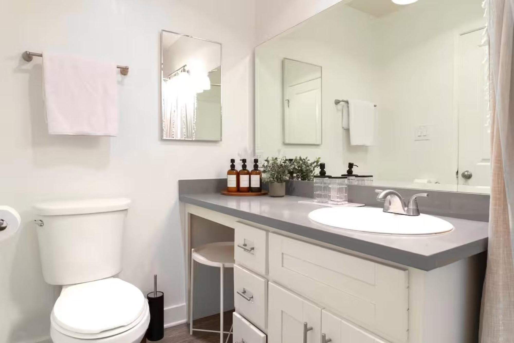 Prime I Free Parking Apartment