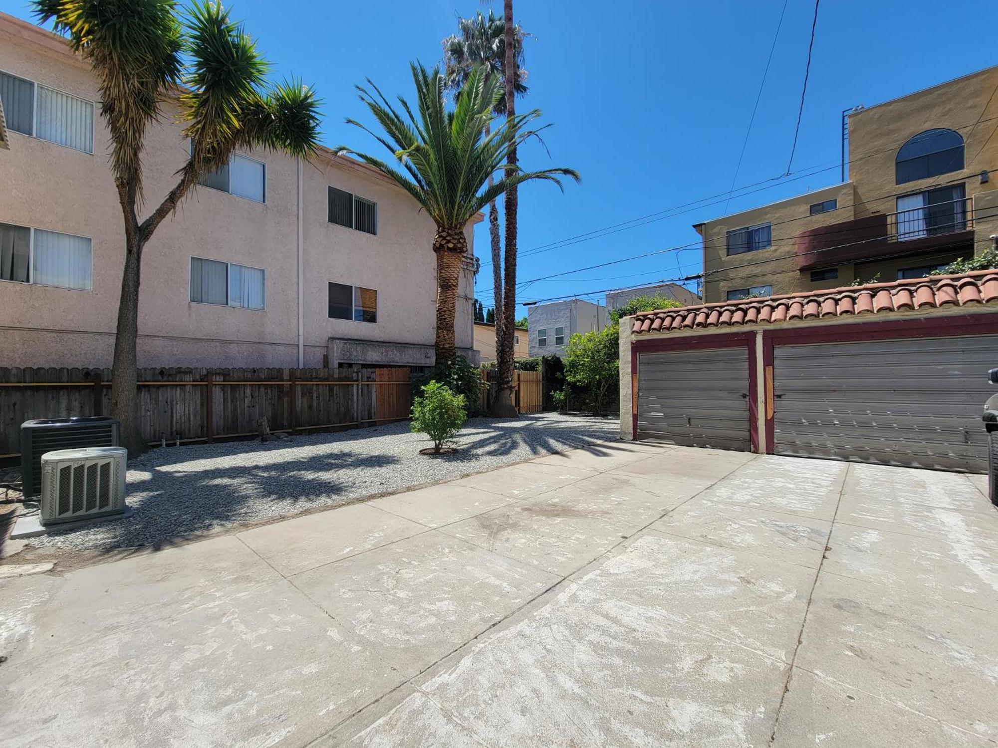 Perfectly Located Pico Robertson 3 Bedroom Walk To Restaurants Wifi Tv Game Console Parking 5 Minutes To Rodeo Drive Apartment Los Angeles