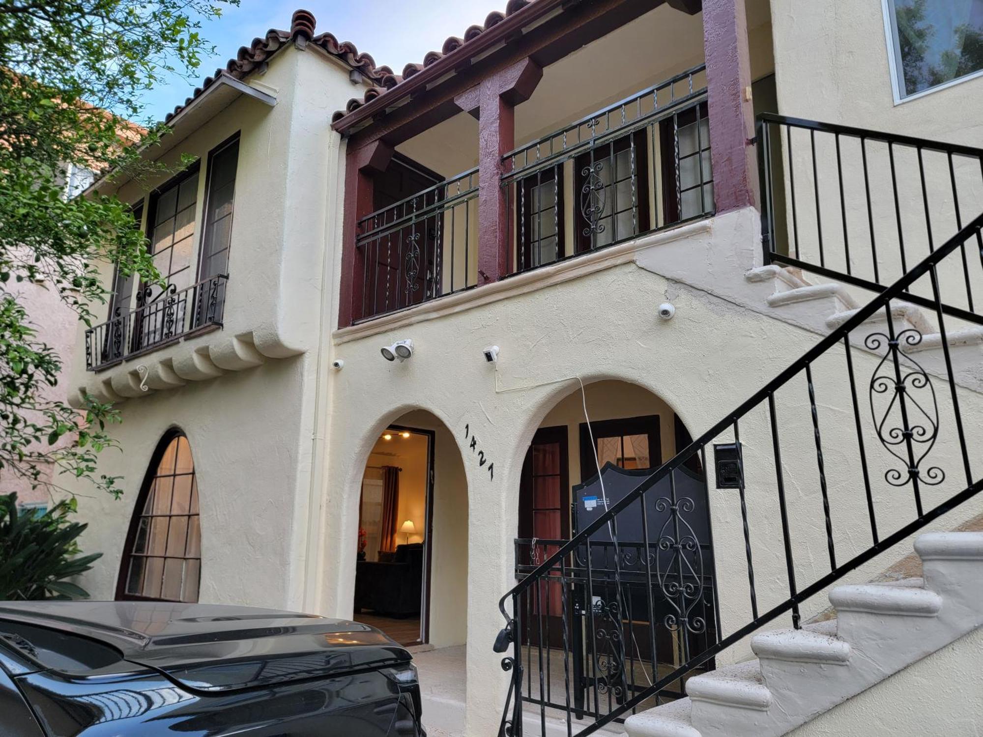 Perfectly Located Pico Robertson 3 Bedroom Walk To Restaurants Wifi Tv Game Console Parking 5 Minutes To Rodeo Drive Los Angeles