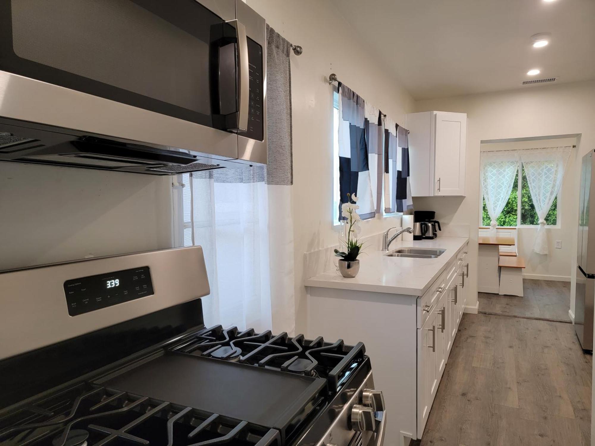 Perfectly Located Pico Robertson 3 Bedroom Walk To Restaurants Wifi Tv Game Console Parking 5 Minutes To Rodeo Drive Apartment Los Angeles