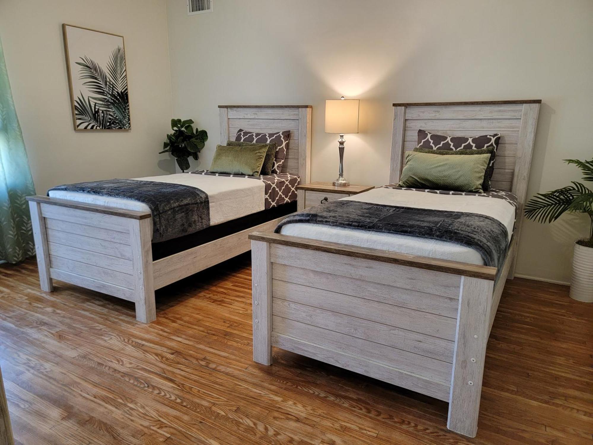 Perfectly Located Pico Robertson 3 Bedroom Walk To Restaurants Wifi Tv Game Console Parking 5 Minutes To Rodeo Drive Apartment *