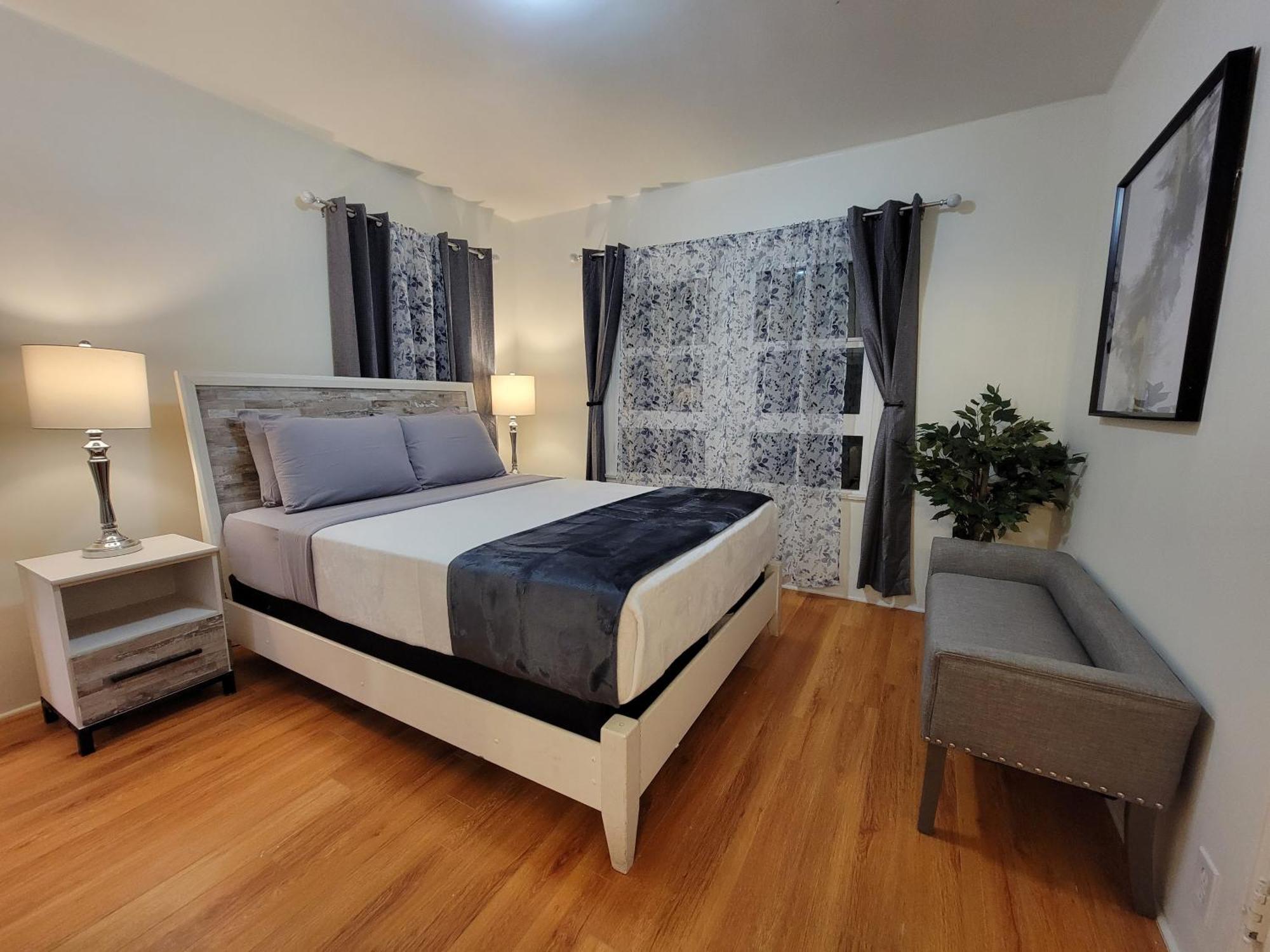 Perfectly Located Pico Robertson 3 Bedroom Walk To Restaurants Wifi Tv Game Console Parking 5 Minutes To Rodeo Drive Apartment