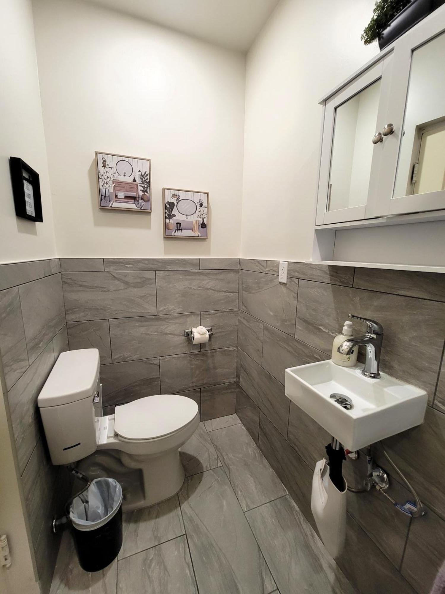 Perfectly Located Pico Robertson 3 Bedroom Walk To Restaurants Wifi Tv Game Console Parking 5 Minutes To Rodeo Drive Apartment Los Angeles
