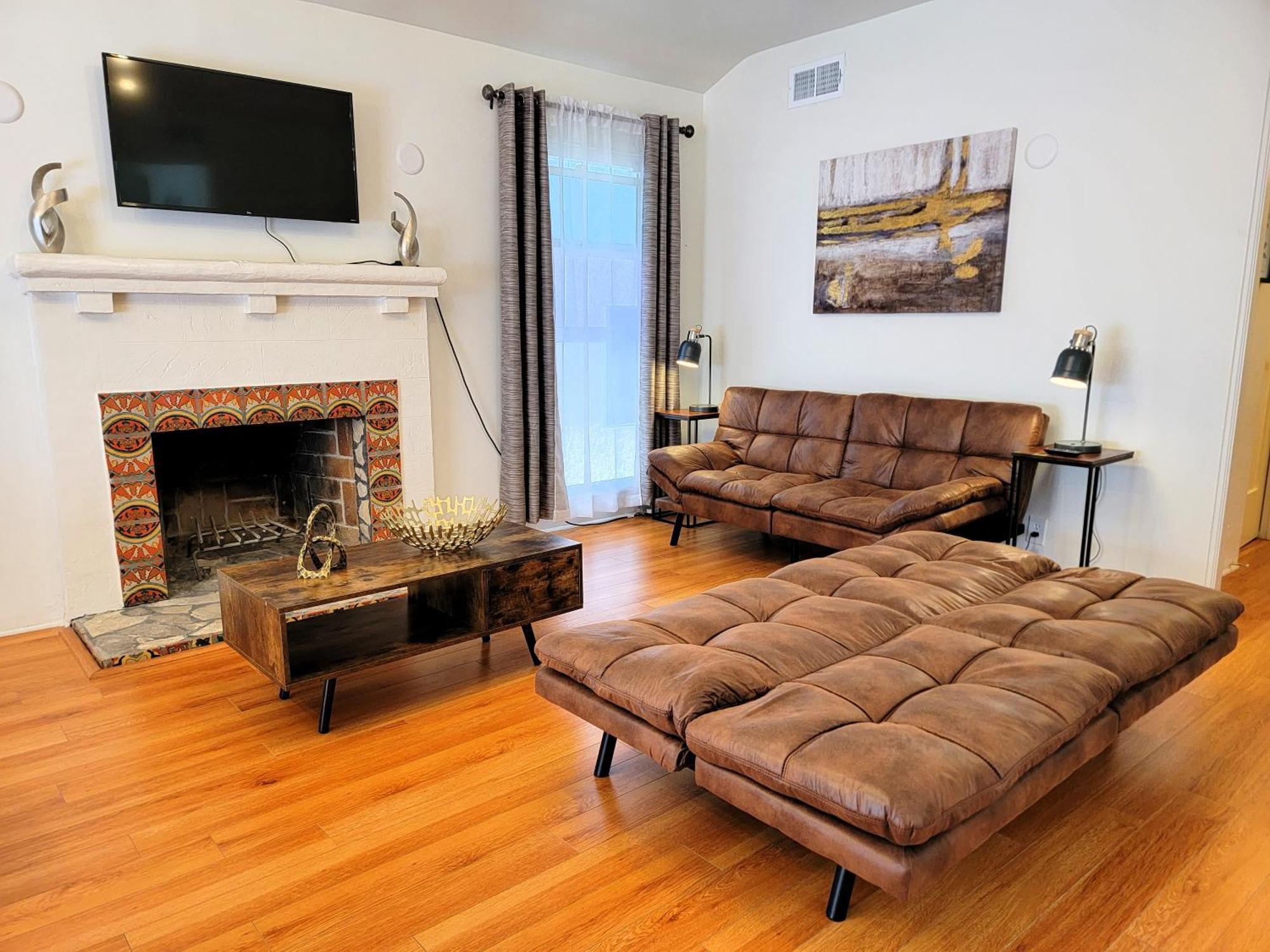 Perfectly Located Pico Robertson 3 Bedroom Walk To Restaurants Wifi Tv Game Console Parking 5 Minutes To Rodeo Drive Los Angeles