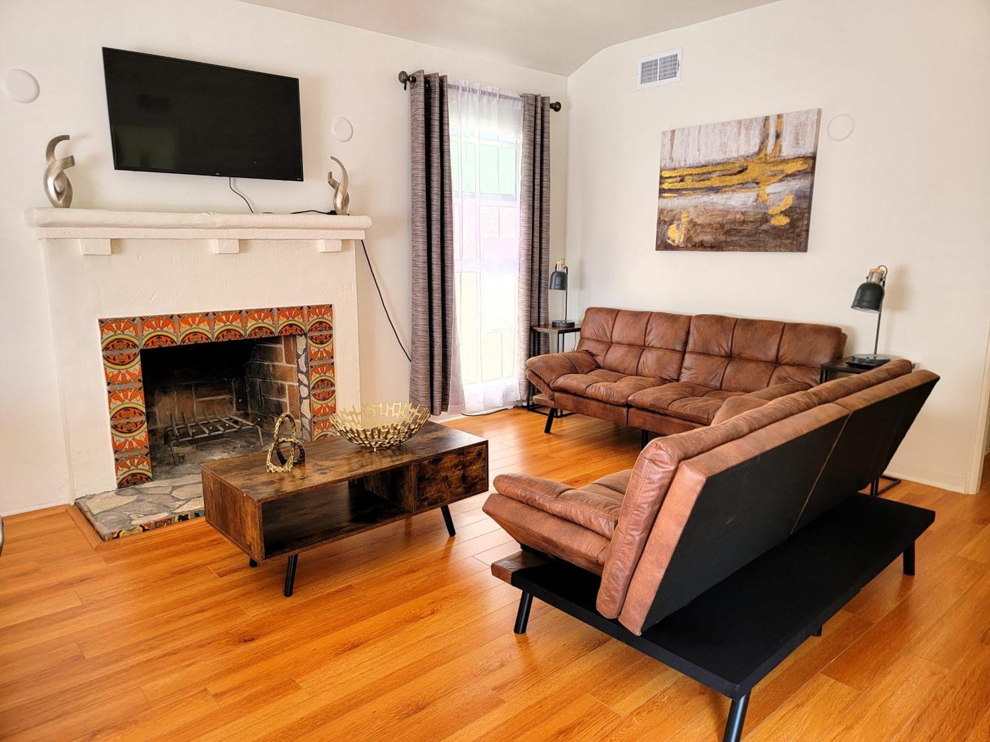 Perfectly Located Pico Robertson 3 Bedroom Walk To Restaurants Wifi Tv Game Console Parking 5 Minutes To Rodeo Drive