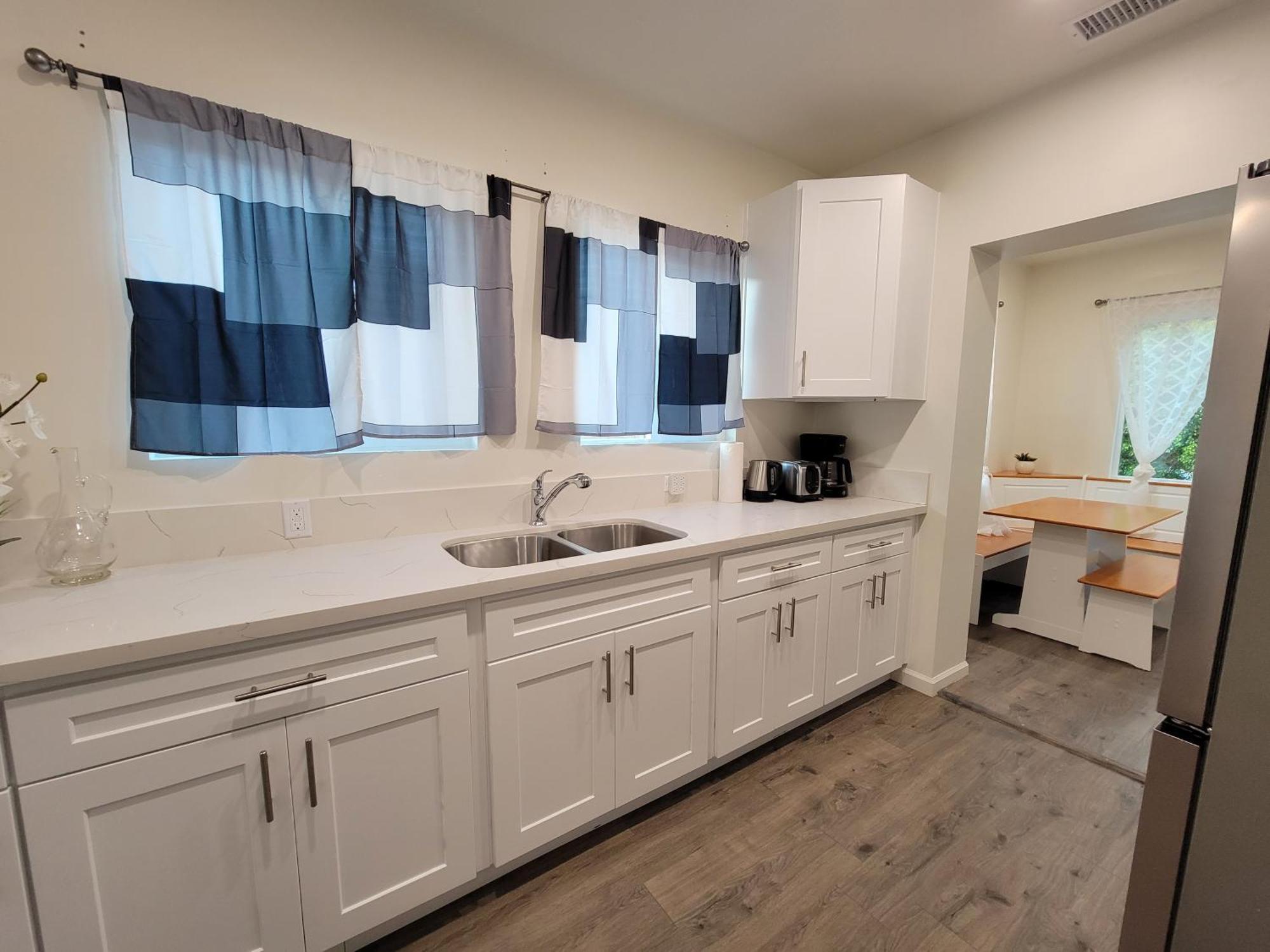 Perfectly Located Pico Robertson 3 Bedroom Walk To Restaurants Wifi Tv Game Console Parking 5 Minutes To Rodeo Drive Apartment *