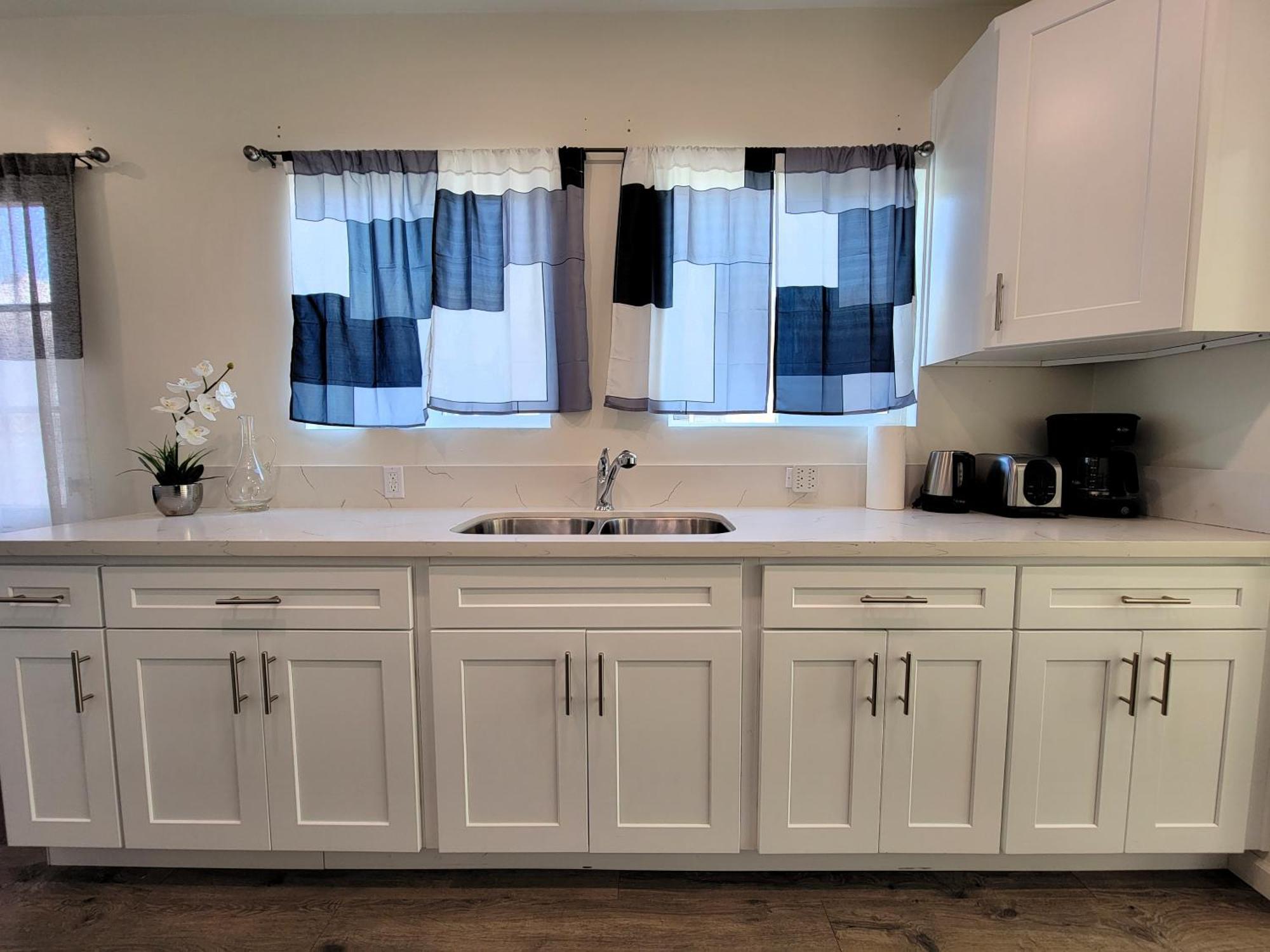 Perfectly Located Pico Robertson 3 Bedroom Walk To Restaurants Wifi Tv Game Console Parking 5 Minutes To Rodeo Drive Los Angeles