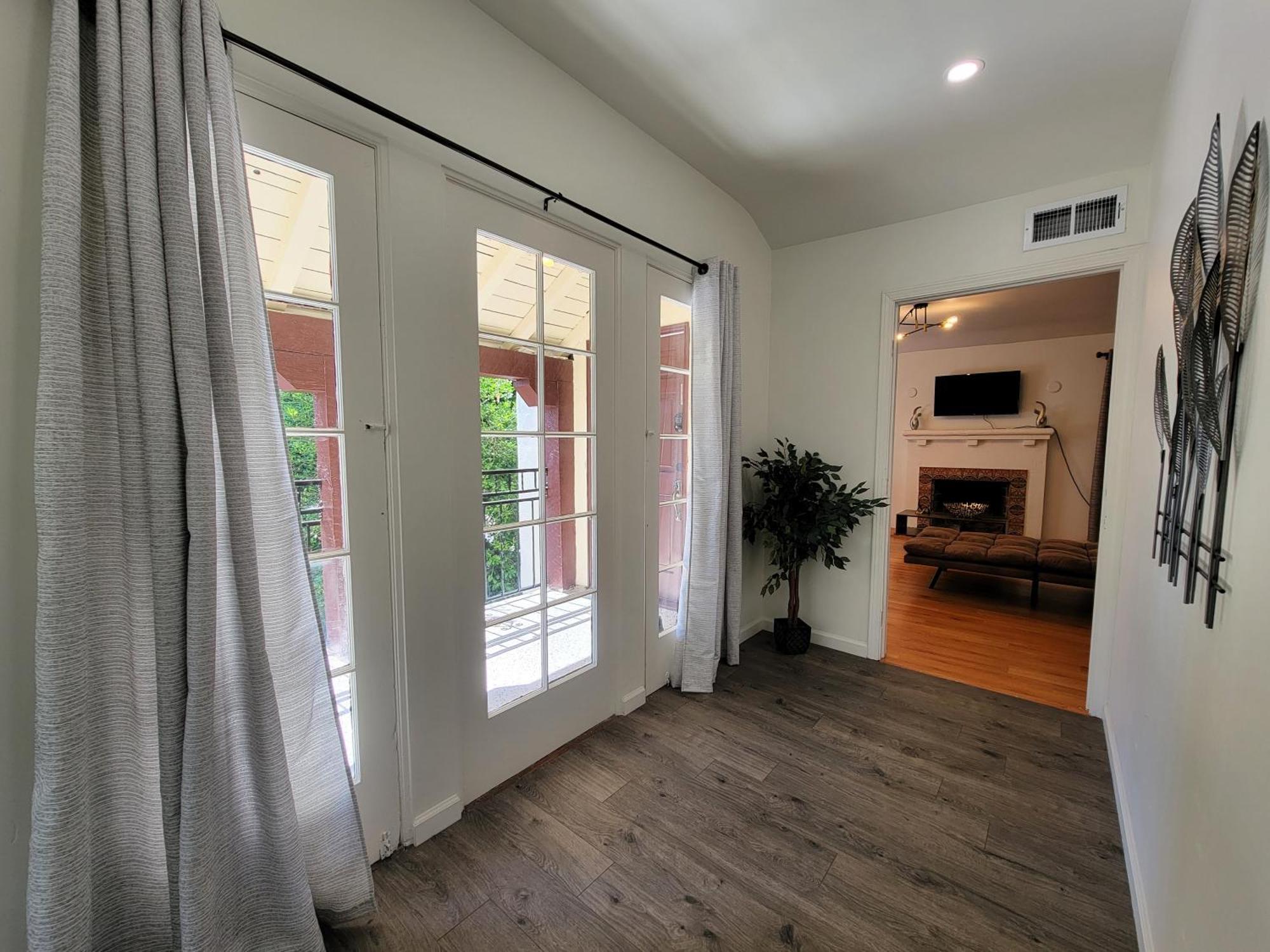 Perfectly Located Pico Robertson 3 Bedroom Walk To Restaurants Wifi Tv Game Console Parking 5 Minutes To Rodeo Drive *