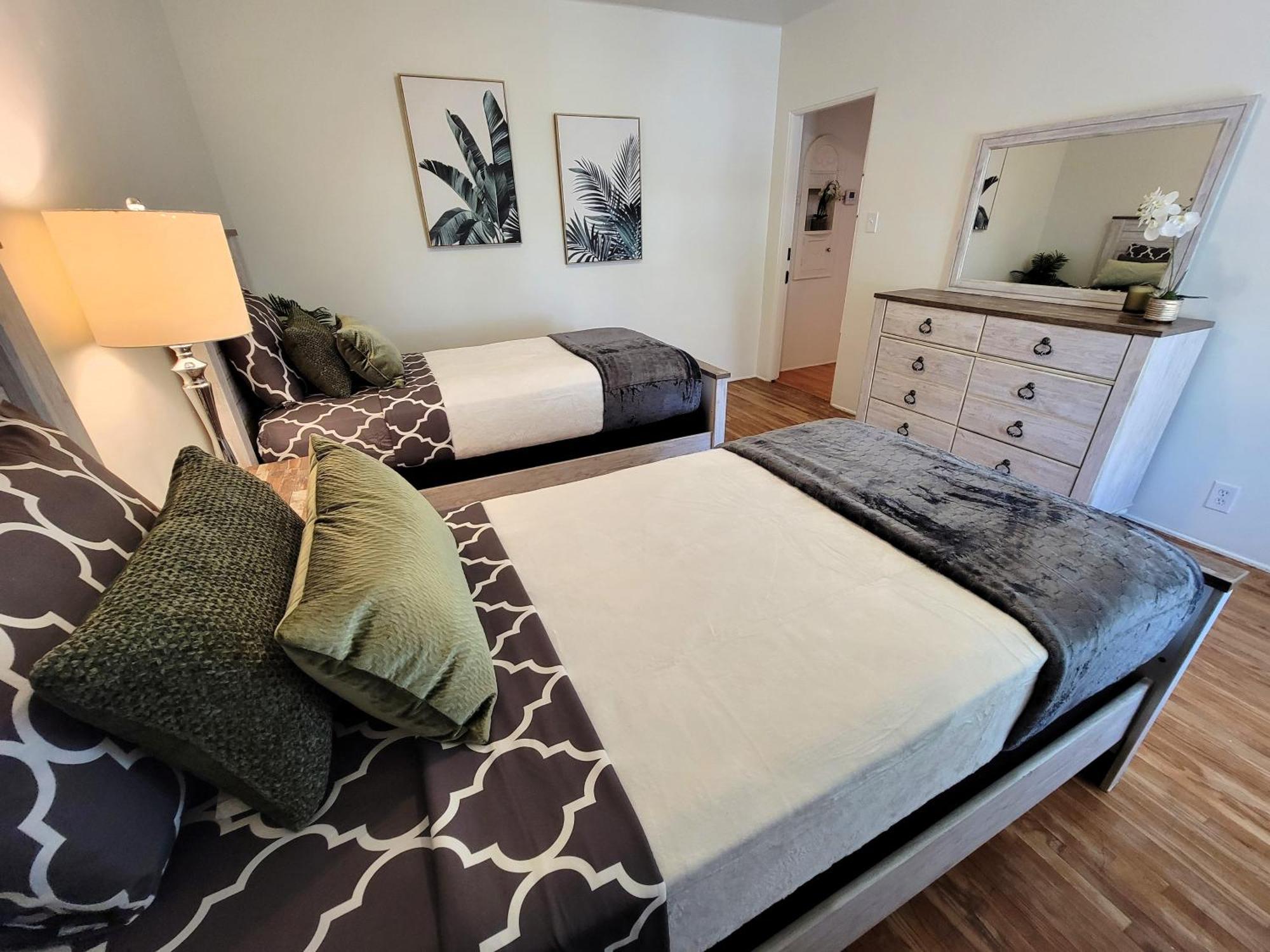 Perfectly Located Pico Robertson 3 Bedroom Walk To Restaurants Wifi Tv Game Console Parking 5 Minutes To Rodeo Drive Apartment Los Angeles