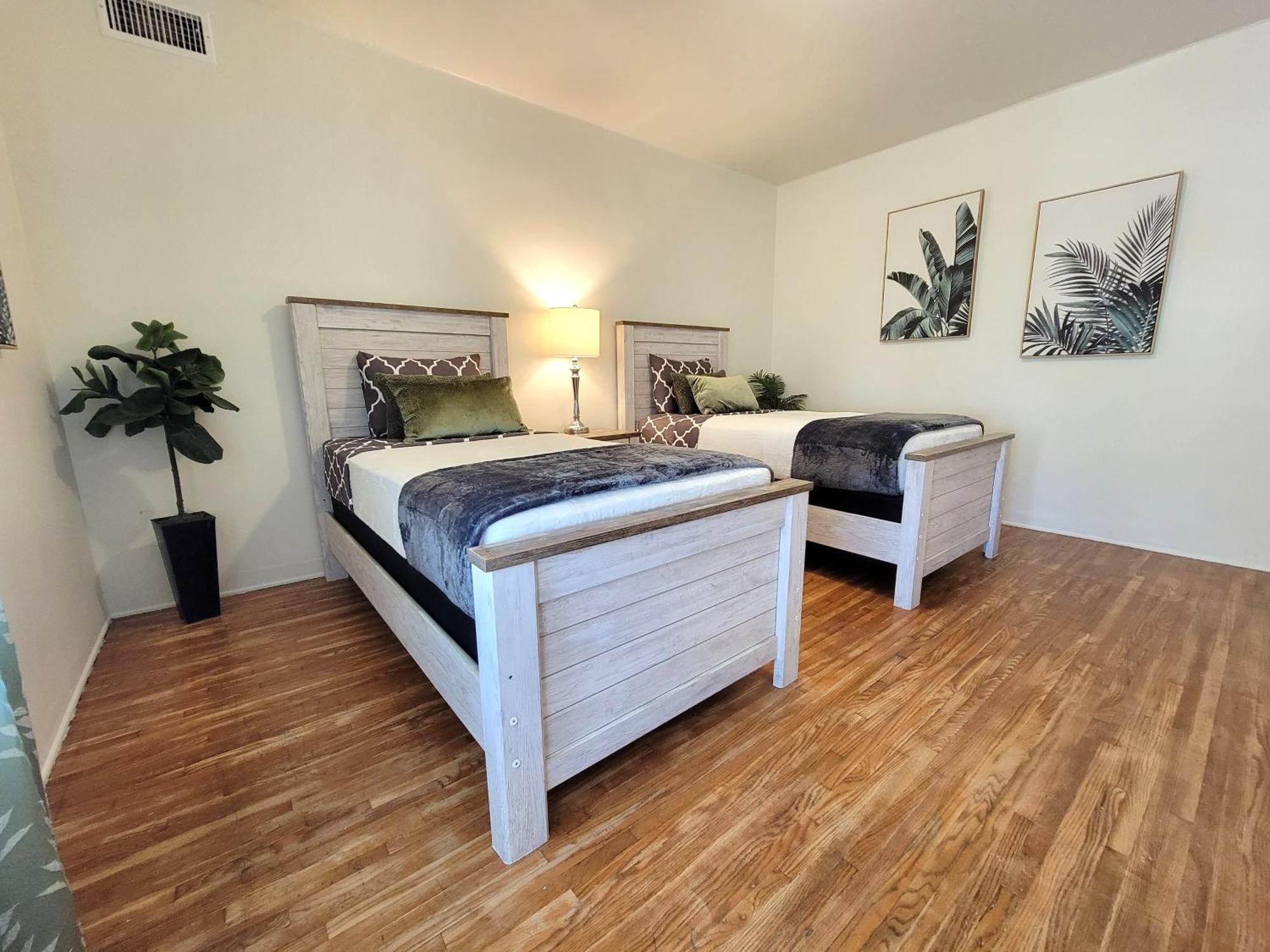 Perfectly Located Pico Robertson 3 Bedroom Walk To Restaurants Wifi Tv Game Console Parking 5 Minutes To Rodeo Drive Apartment