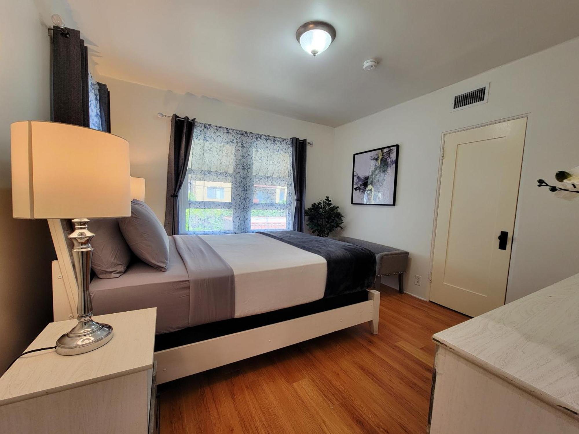Apartment Perfectly Located Pico Robertson 3 Bedroom Walk To Restaurants Wifi Tv Game Console Parking 5 Minutes To Rodeo Drive *