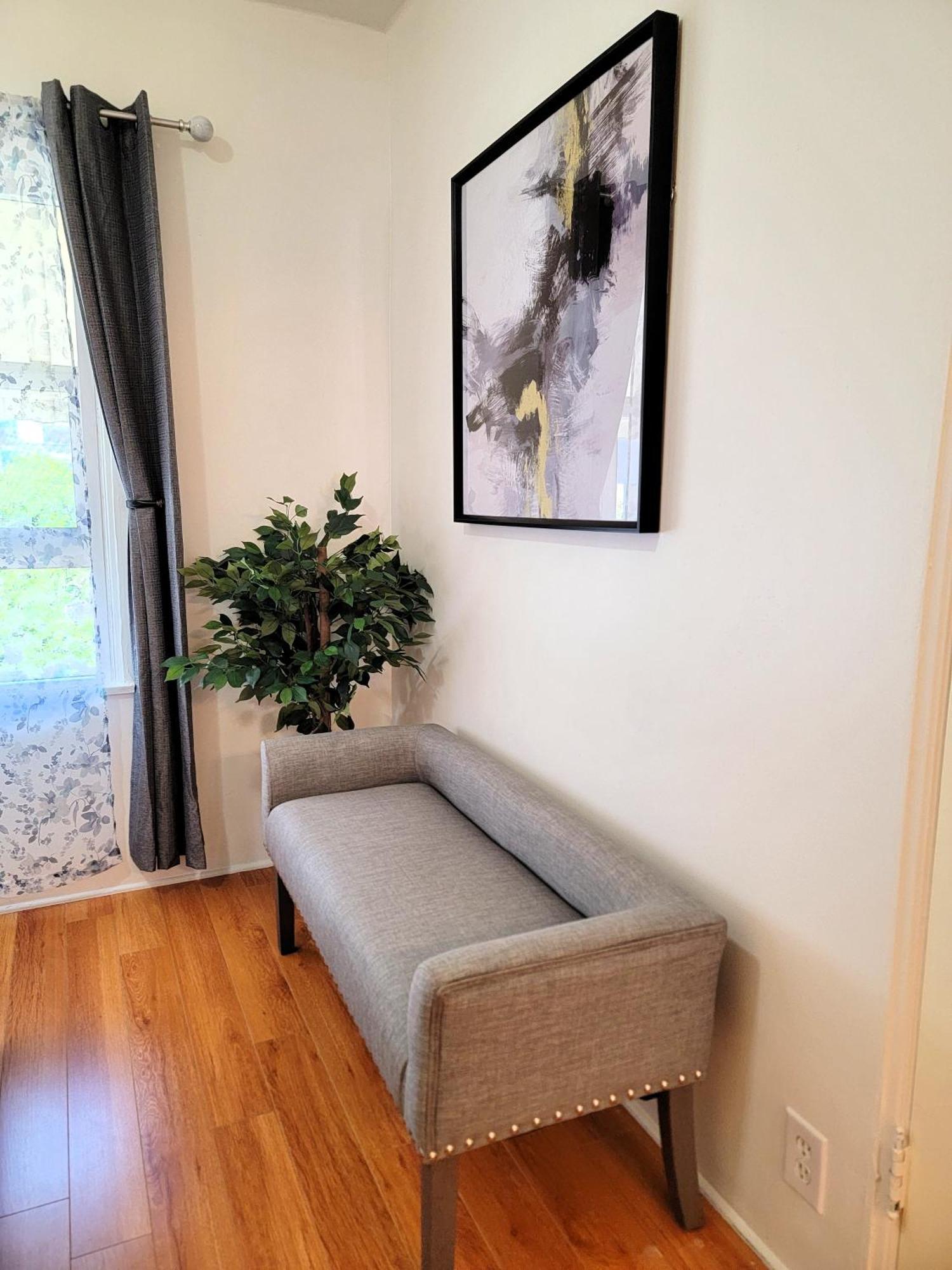 Perfectly Located Pico Robertson 3 Bedroom Walk To Restaurants Wifi Tv Game Console Parking 5 Minutes To Rodeo Drive Apartment *