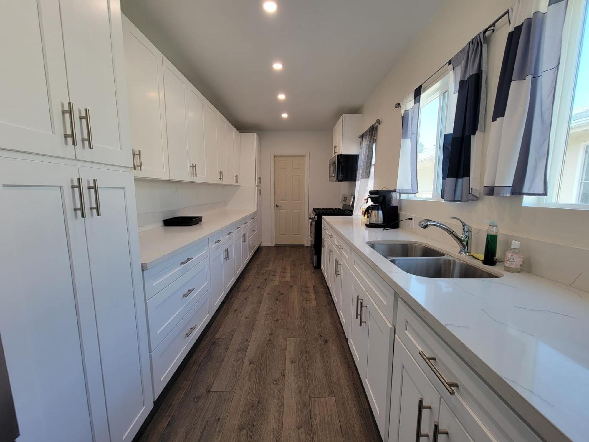 Perfectly Located Pico Robertson 3 Bedroom Walk To Restaurants Wifi Tv Game Console Parking 5 Minutes To Rodeo Drive