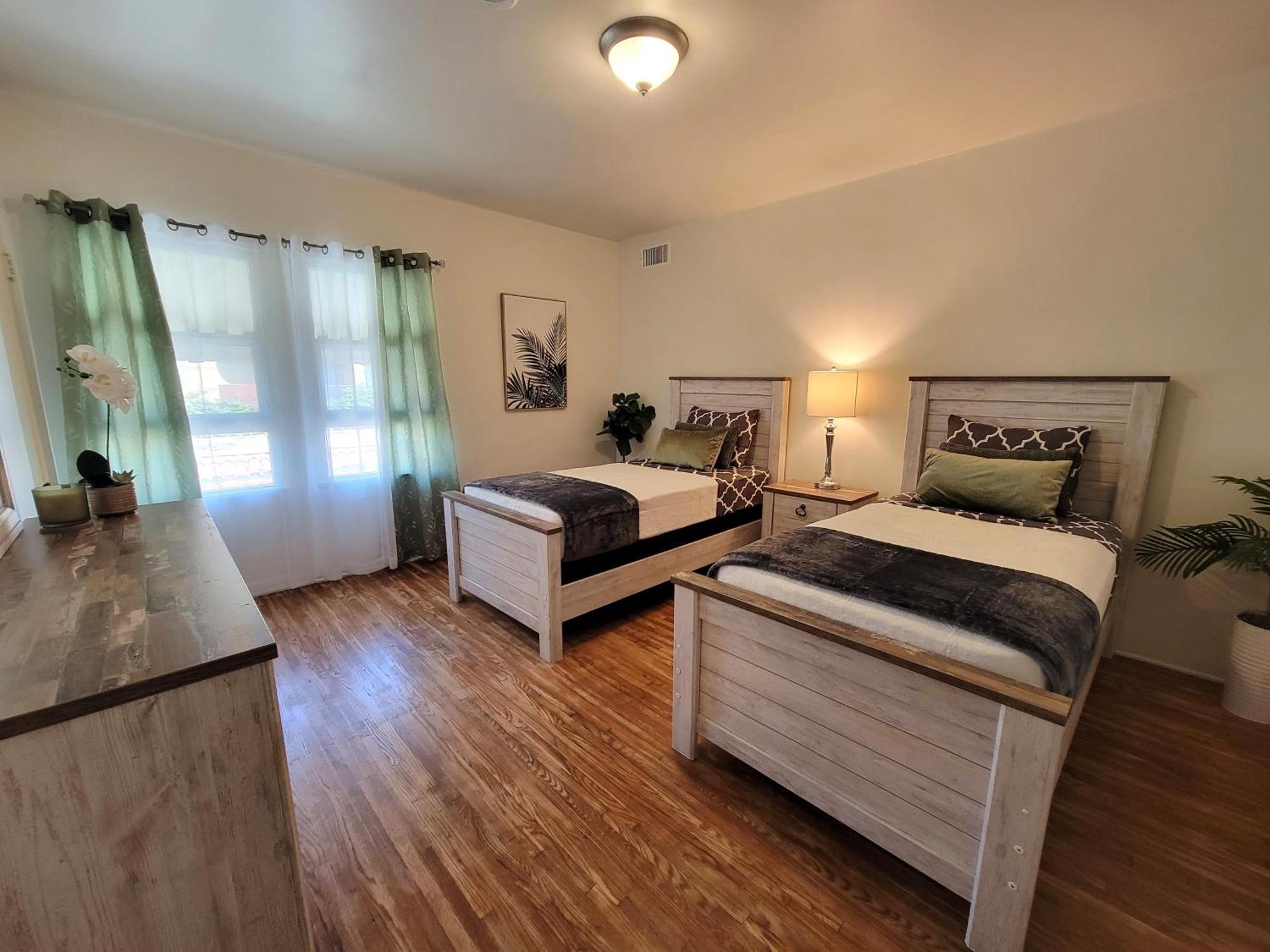 Perfectly Located Pico Robertson 3 Bedroom Walk To Restaurants Wifi Tv Game Console Parking 5 Minutes To Rodeo Drive Apartment Los Angeles