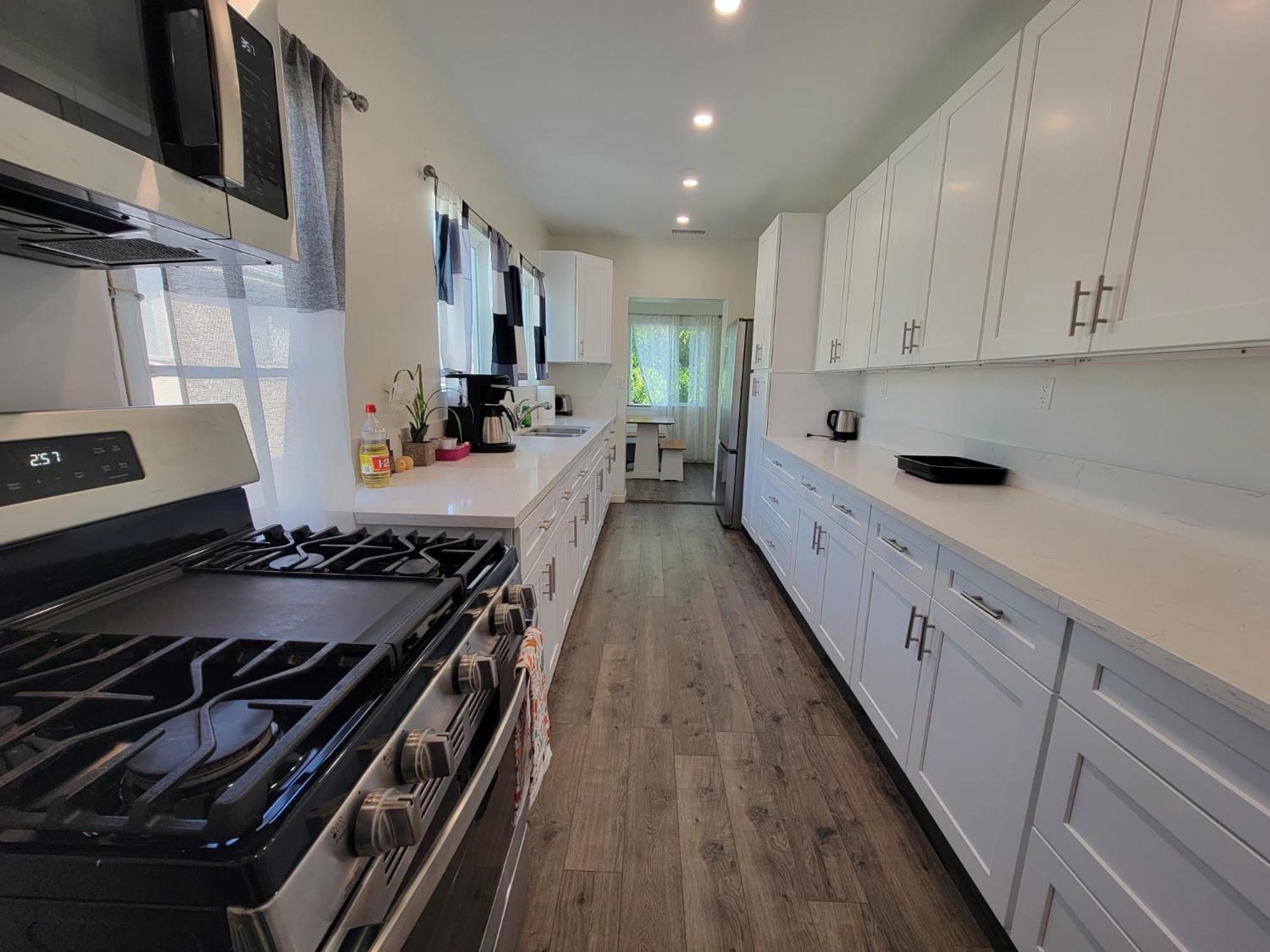 Perfectly Located Pico Robertson 3 Bedroom Walk To Restaurants Wifi Tv Game Console Parking 5 Minutes To Rodeo Drive *
