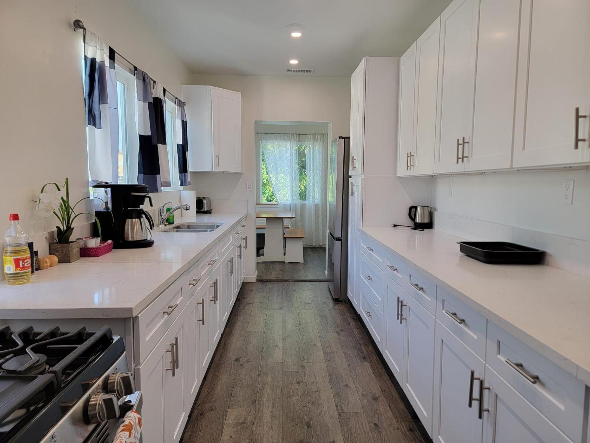 Perfectly Located Pico Robertson 3 Bedroom Walk To Restaurants Wifi Tv Game Console Parking 5 Minutes To Rodeo Drive Apartment *