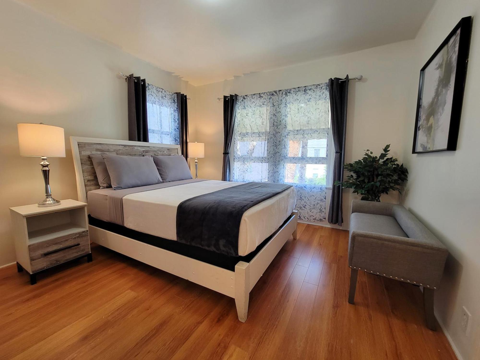 Perfectly Located Pico Robertson 3 Bedroom Walk To Restaurants Wifi Tv Game Console Parking 5 Minutes To Rodeo Drive *