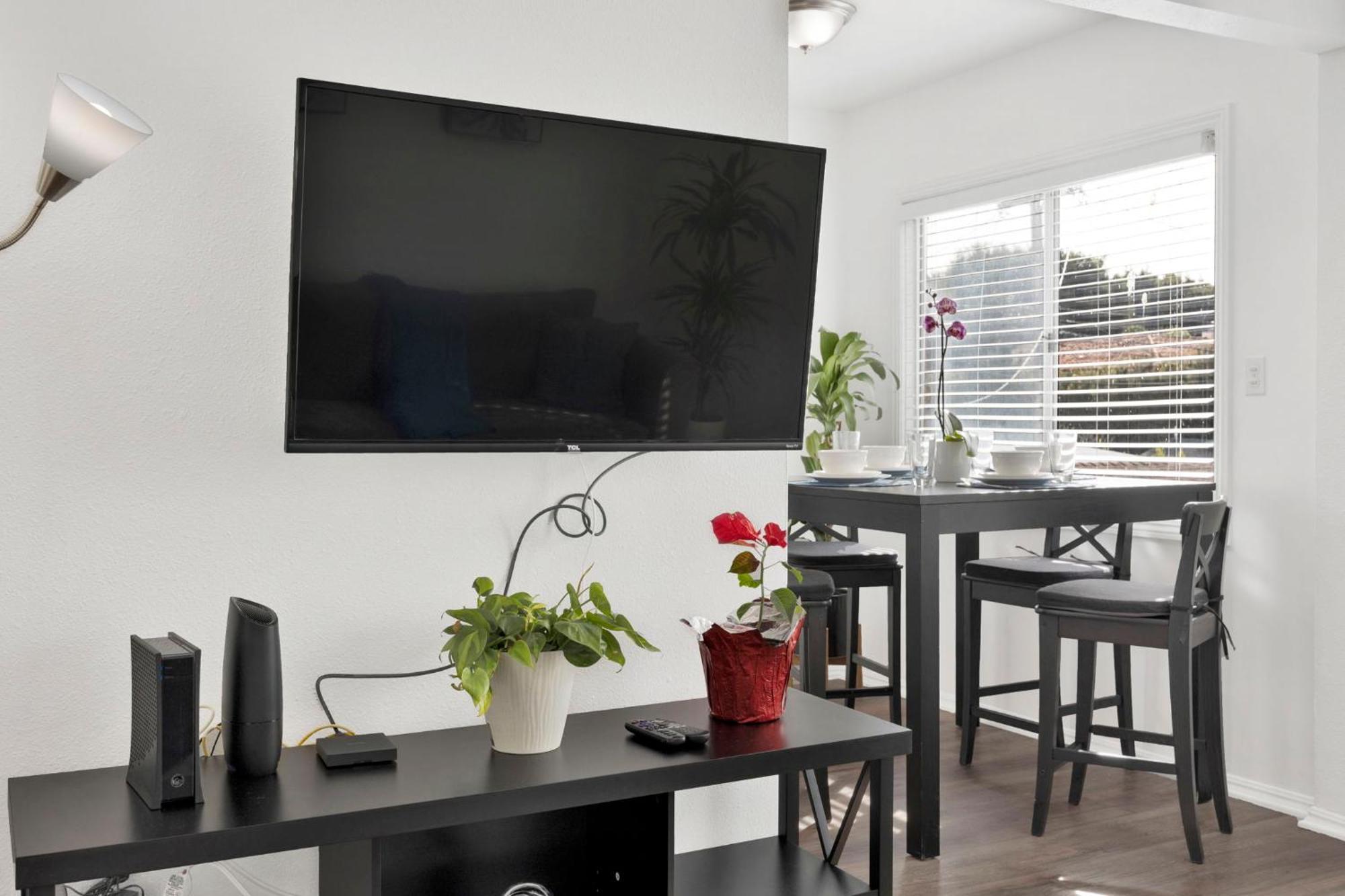 Cozy, Luxurious, Oasis, With Free Parking Apartment *