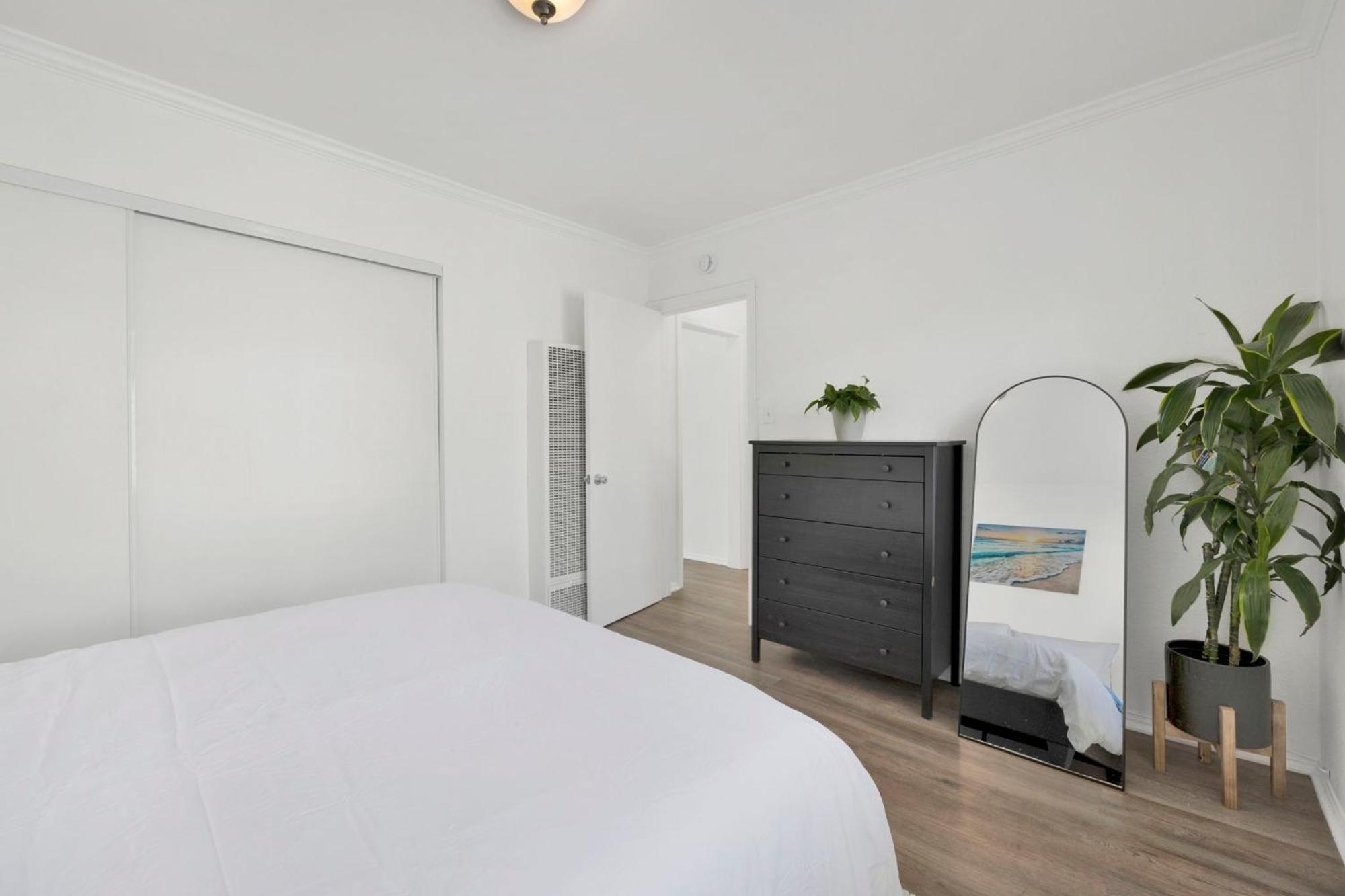 Apartment Cozy, Luxurious, Oasis, With Free Parking *