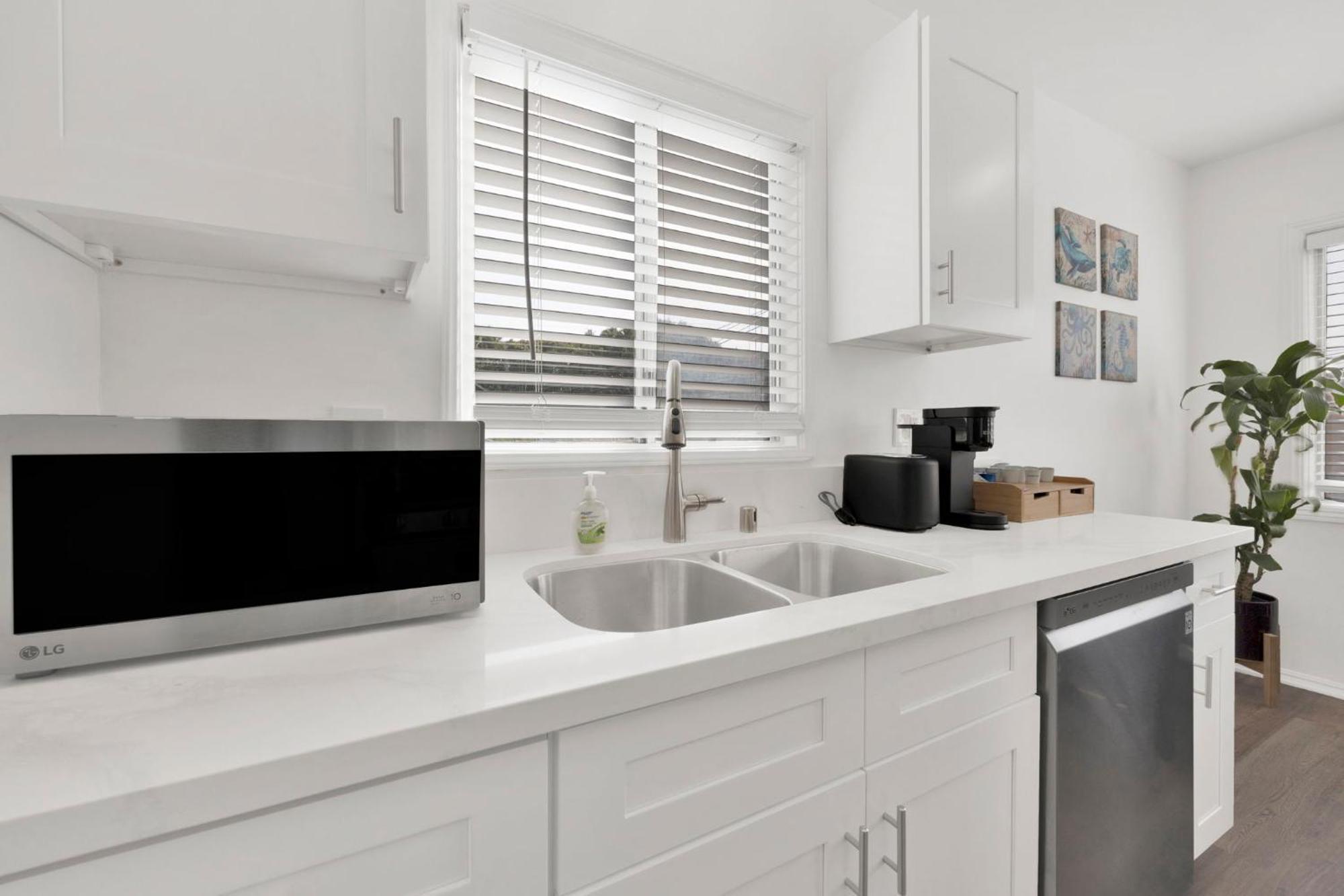 Apartment Cozy, Luxurious, Oasis, With Free Parking