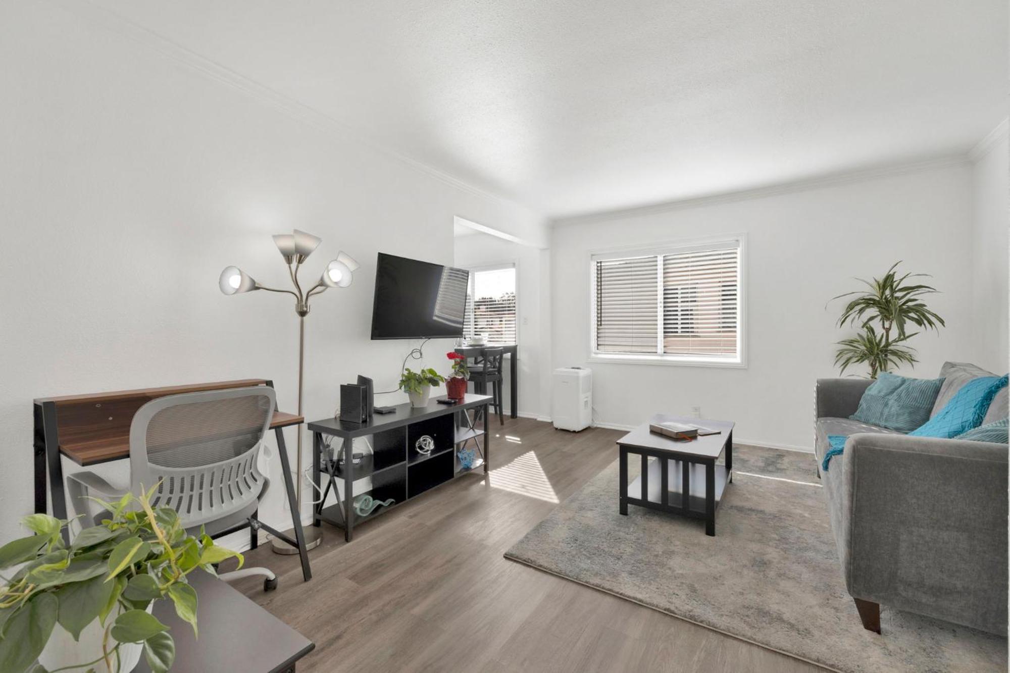 Cozy, Luxurious, Oasis, With Free Parking Apartment *