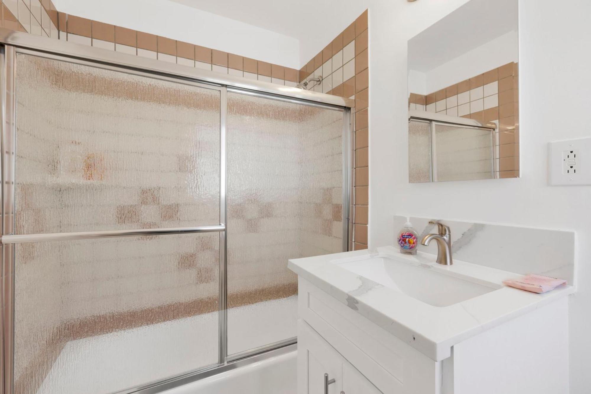 Apartment Cozy, Luxurious, Oasis, With Free Parking *
