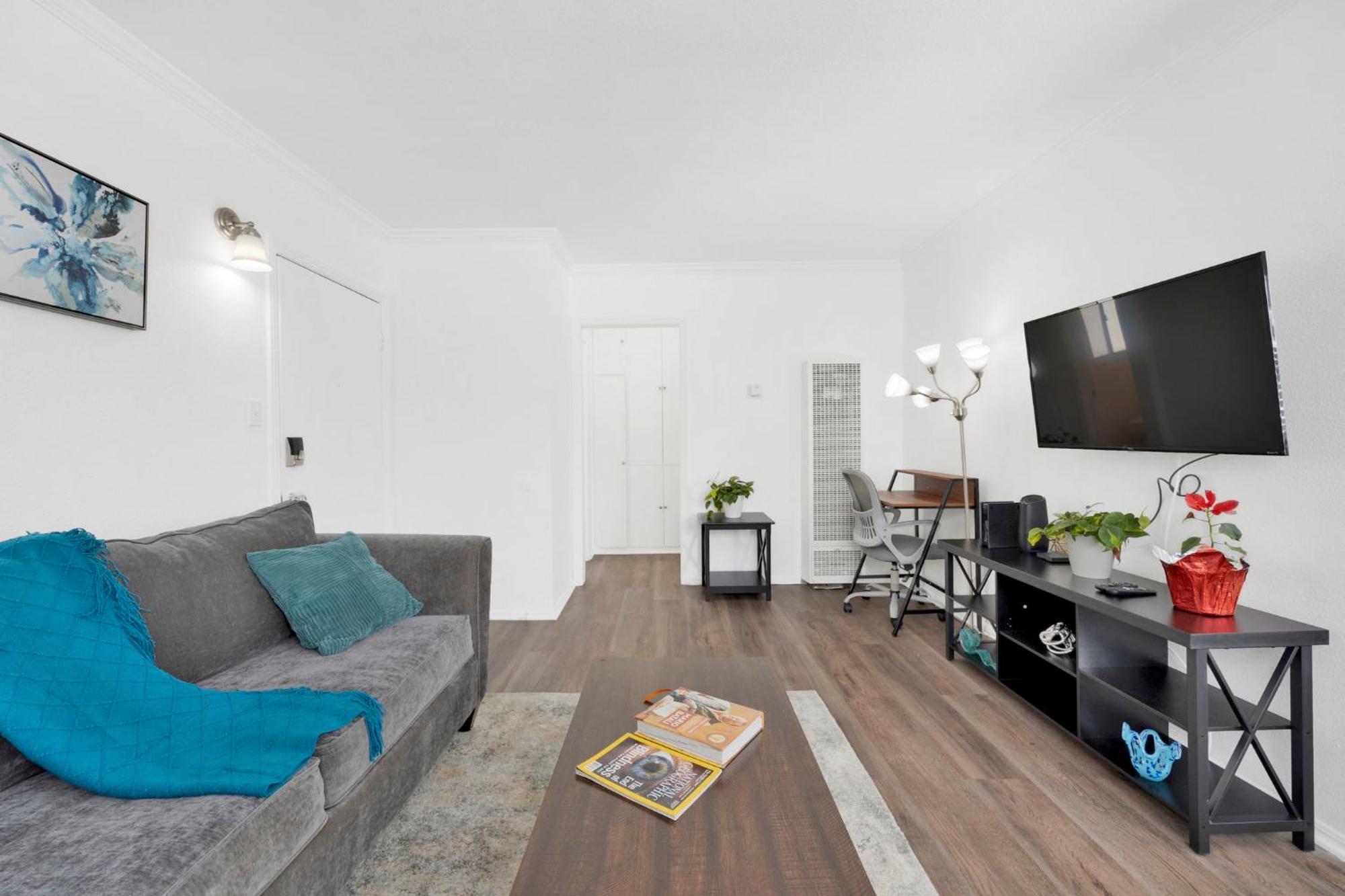 Apartment Cozy, Luxurious, Oasis, With Free Parking *
