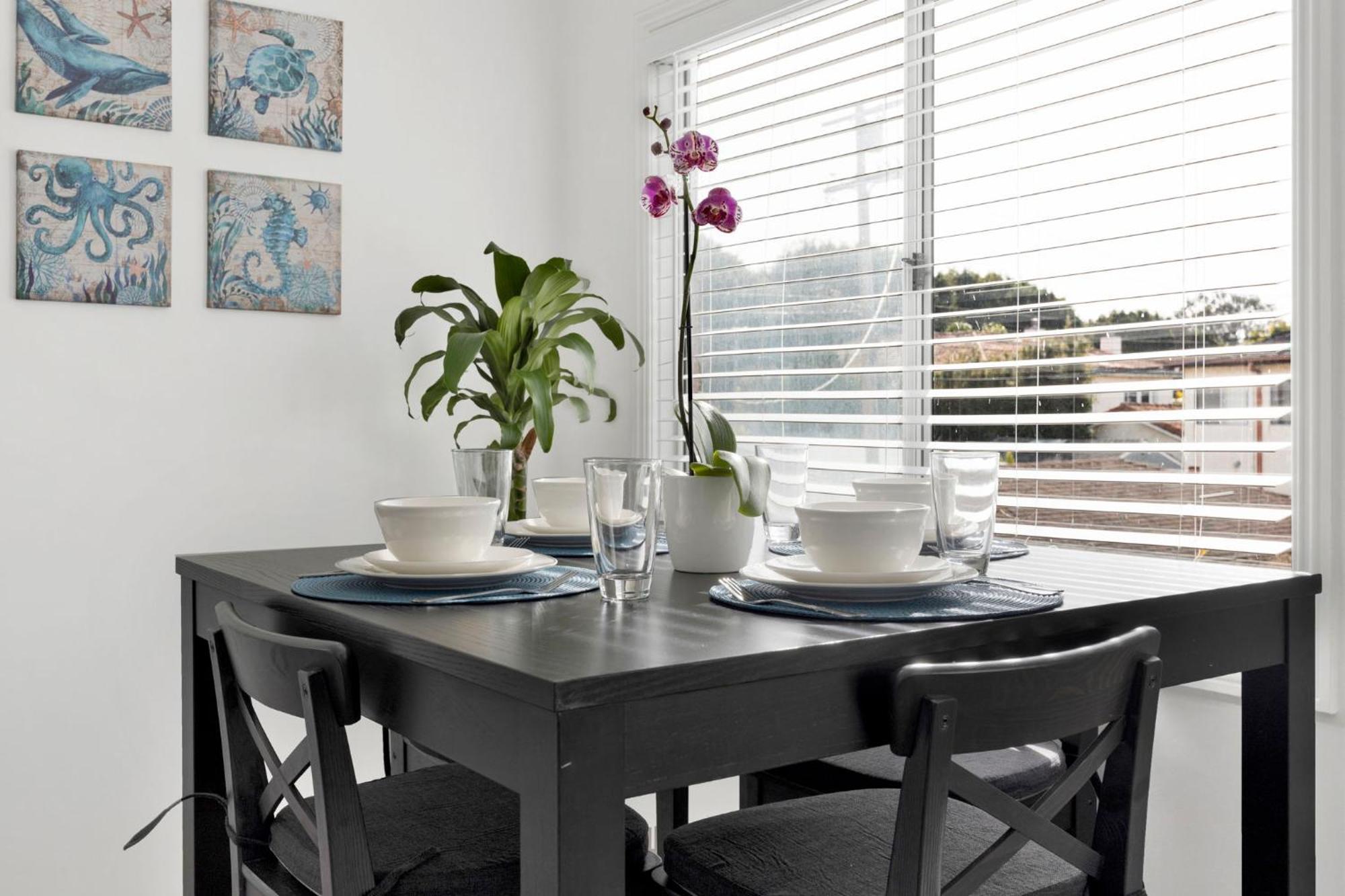 Cozy, Luxurious, Oasis, With Free Parking Apartment *