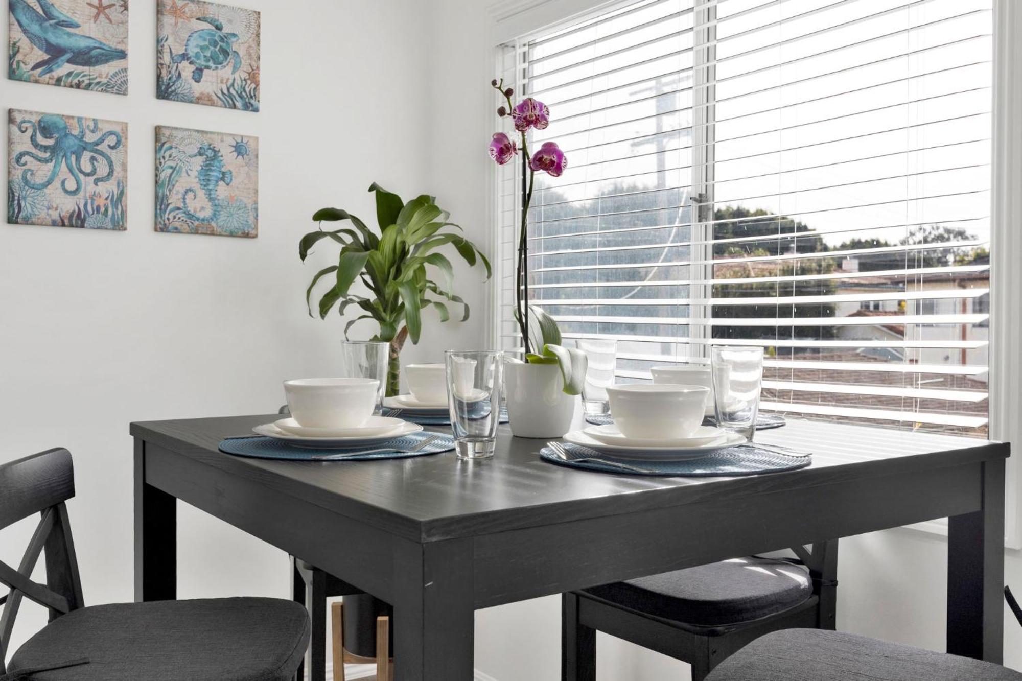 Cozy, Luxurious, Oasis, With Free Parking Apartment *