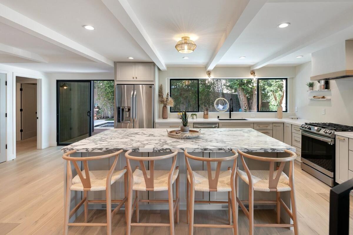Stunning House With 5 Bedrooms, Pool, Jacuzzi, Fire-pit, Holiday home Los Angeles