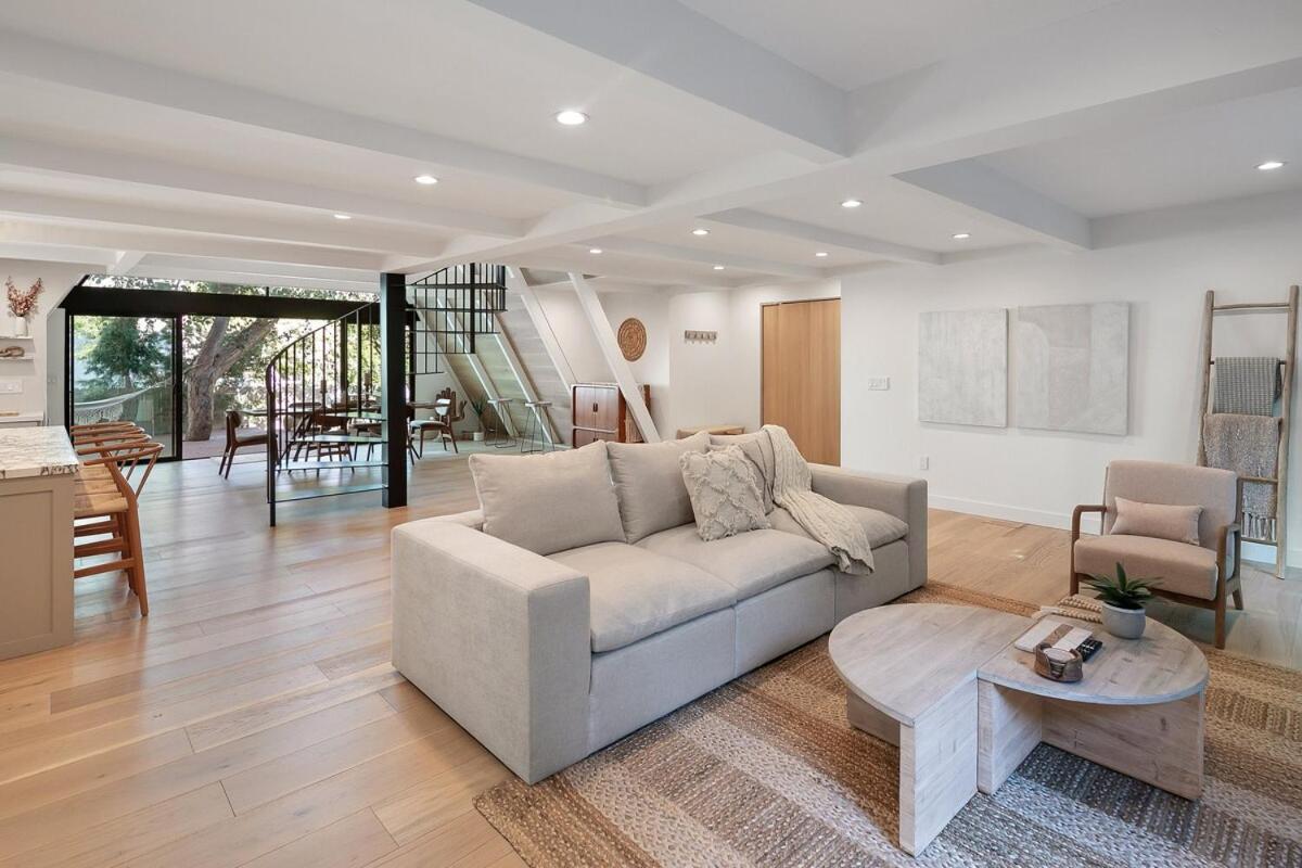 Stunning House With 5 Bedrooms, Pool, Jacuzzi, Fire-pit, Holiday home
