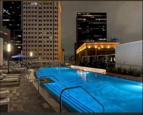 Stunning 3 Bedroom High-rise With Pool, Spa, And Rooftop Views Apartment *