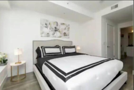 Stunning 3 Bedroom High-rise With Pool, Spa, And Rooftop Views Los Angeles