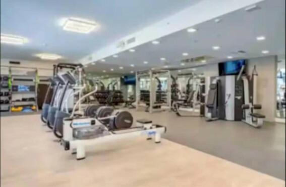Stunning 3 Bedroom High-rise With Pool, Spa, And Rooftop Views *