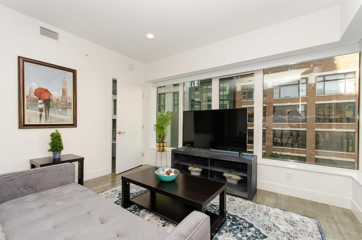 Stunning 3 Bedroom High-rise With Pool, Spa, And Rooftop Views *