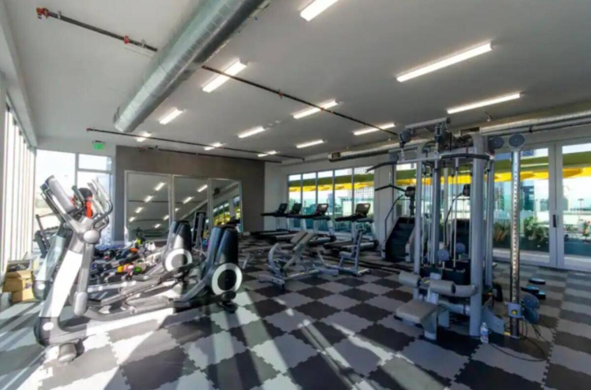 Apartment Modern 3 Bedroom High-rise With Pool, Spa, And Rooftop Deck Los Angeles