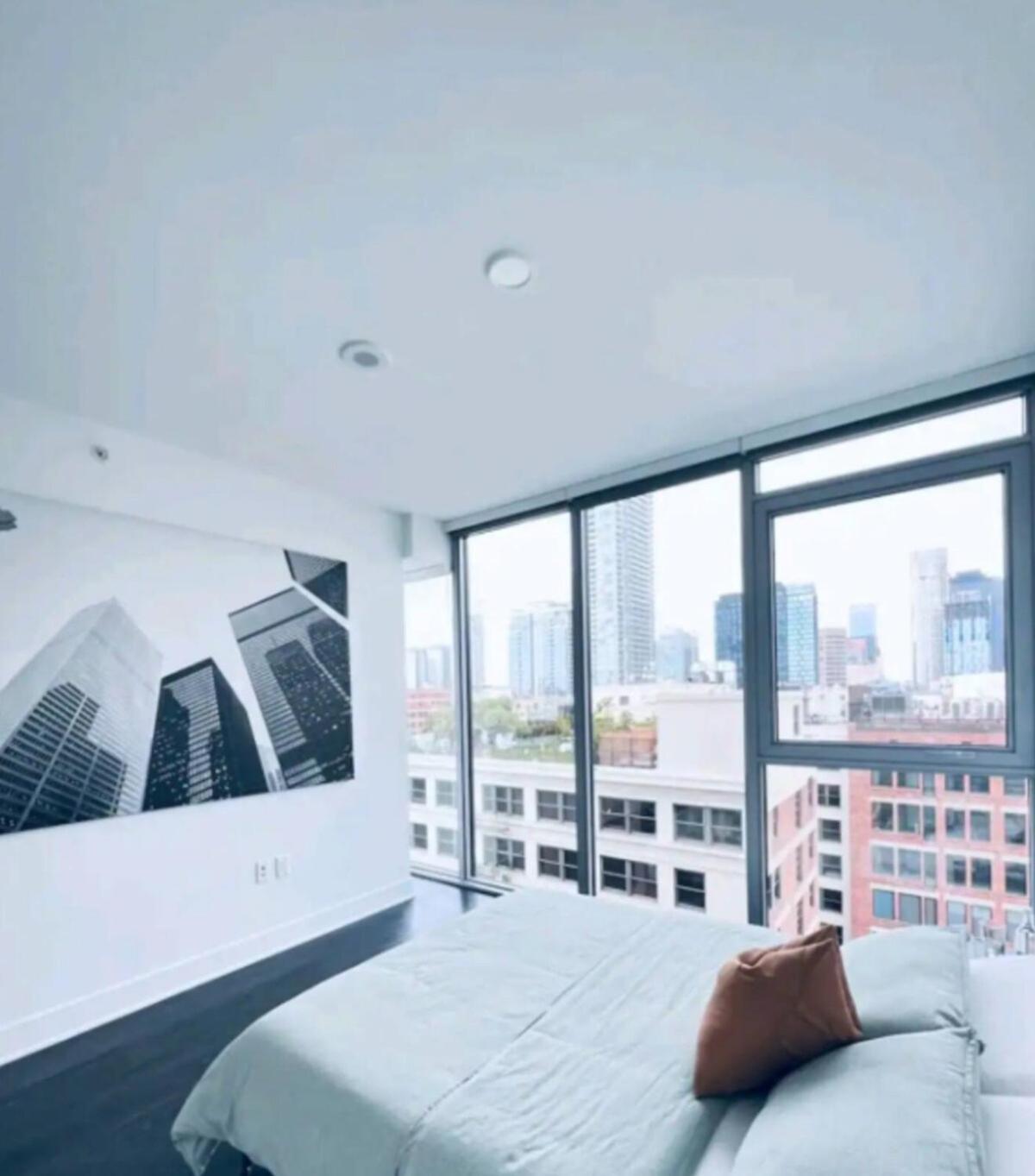 Modern 3 Bedroom High-rise With Pool, Spa, And Rooftop Deck Apartment