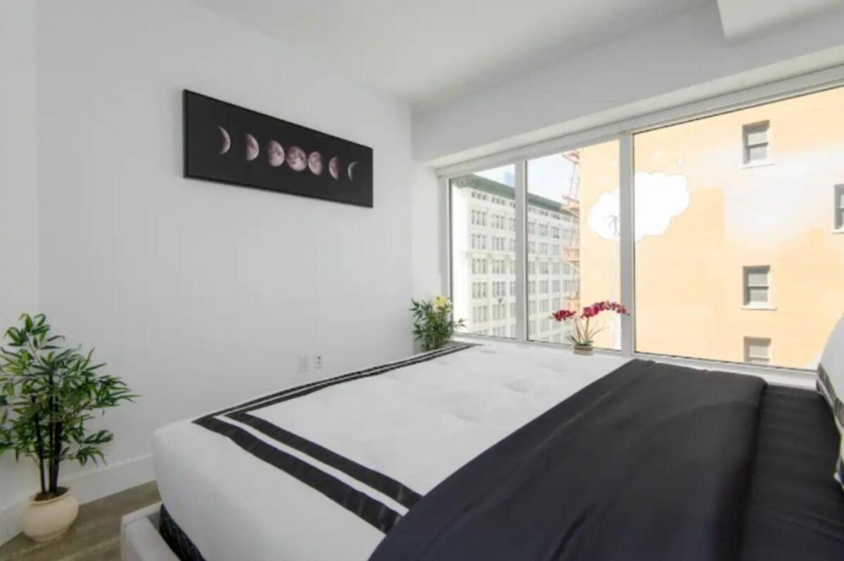 Apartment Modern 3 Bedroom High-rise With Pool, Spa, And Rooftop Deck