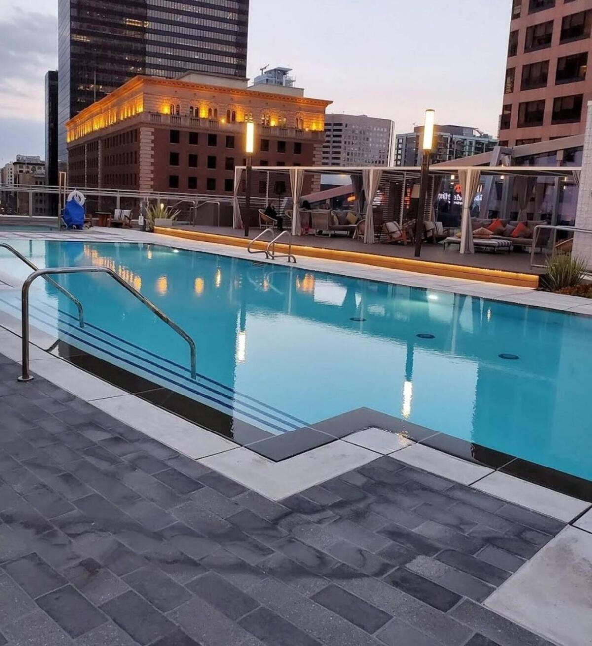 Modern 3 Bedroom High-rise With Pool, Spa, And Rooftop Deck Apartment *