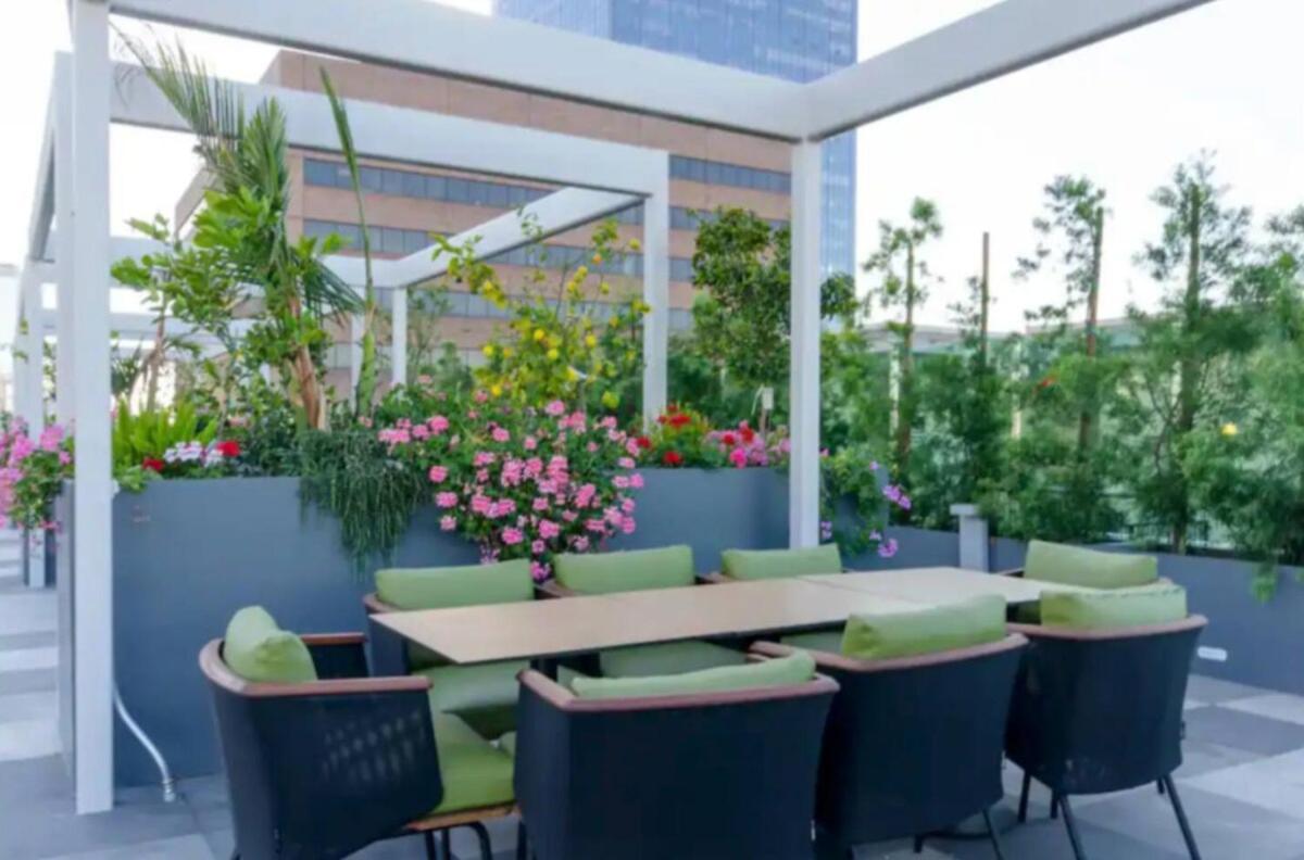 Apartment Modern 3 Bedroom High-rise With Pool, Spa, And Rooftop Deck