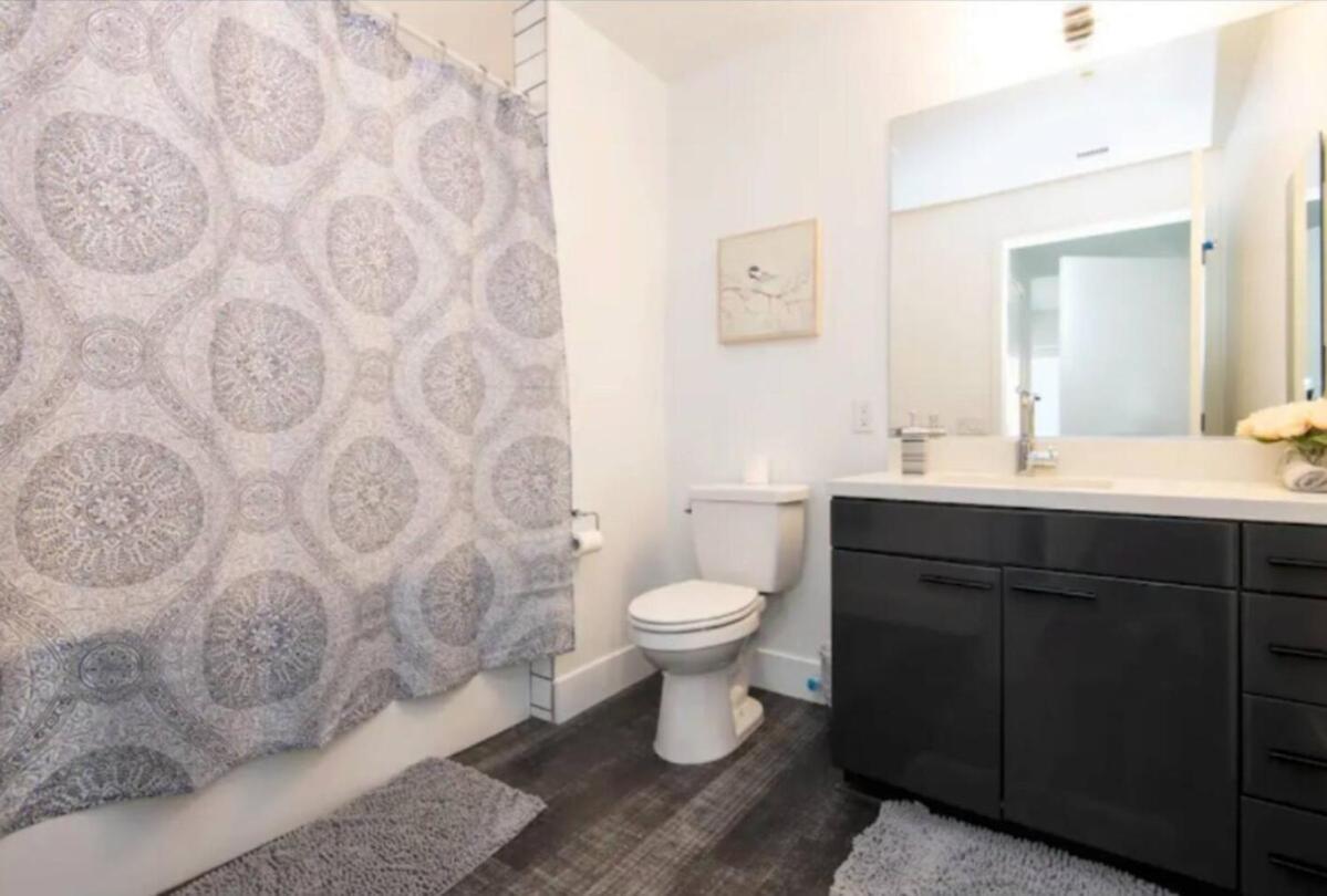 Apartment Modern 3 Bedroom High-rise With Pool, Spa, And Rooftop Deck Los Angeles